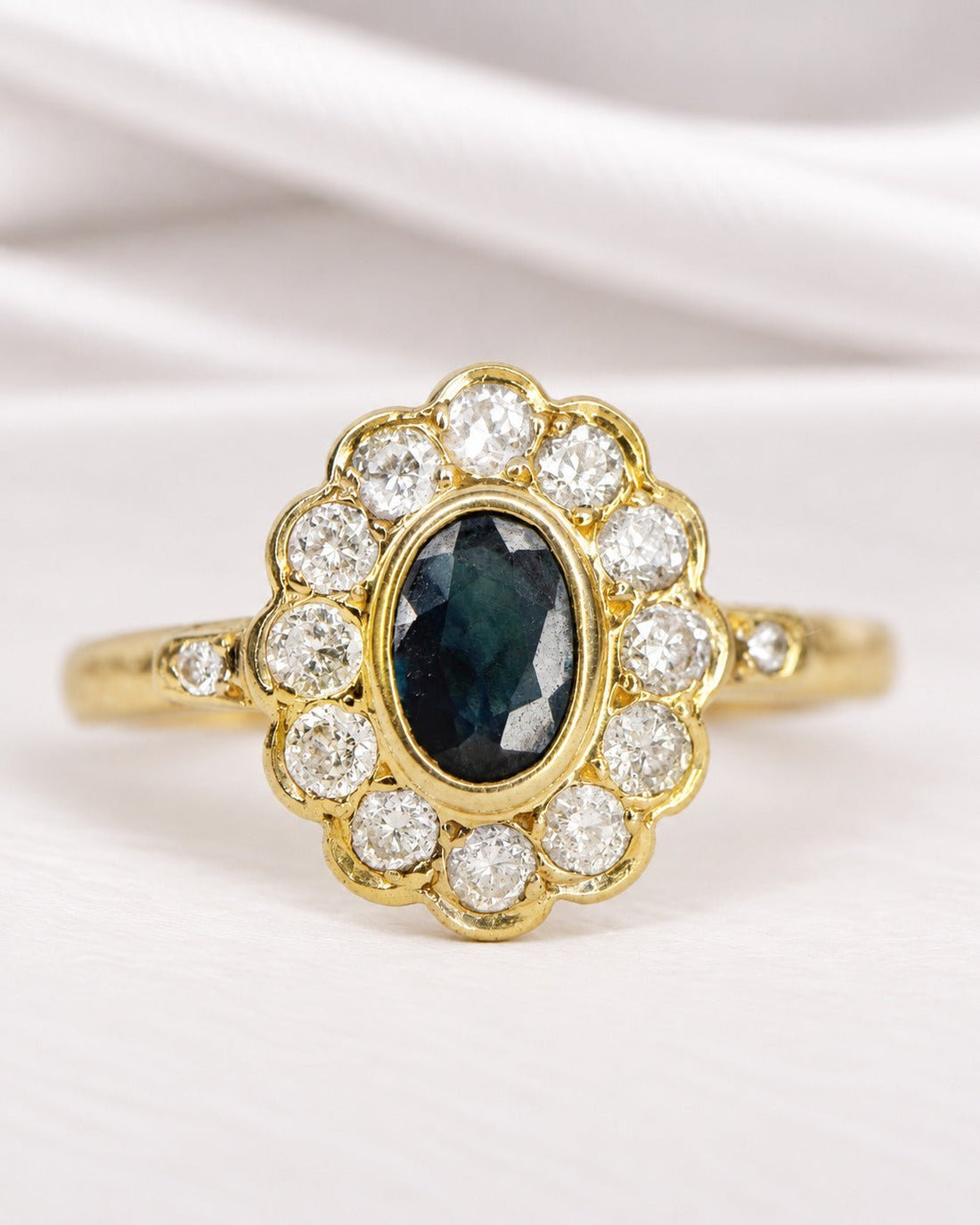 Bague Marguerite Saphir 0.60 carat &amp; Diamants 0.39 carat 5.34g "Edith" - Elliade Paris