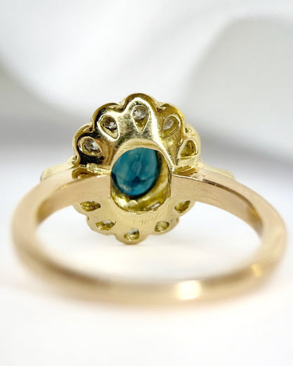 Bague Marguerite Saphir 0.60 carat, Diamants 0.39 carat &amp; Or 18 carats 5.34g "Edith" - Elliade Paris