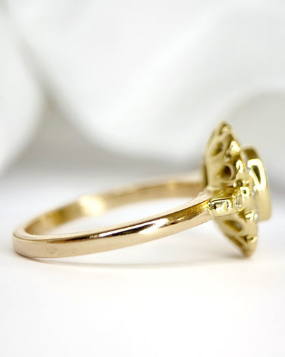 Bague Marguerite Saphir 0.60 carat, Diamants 0.39 carat &amp; Or 18 carats 5.34g "Edith" - Elliade Paris