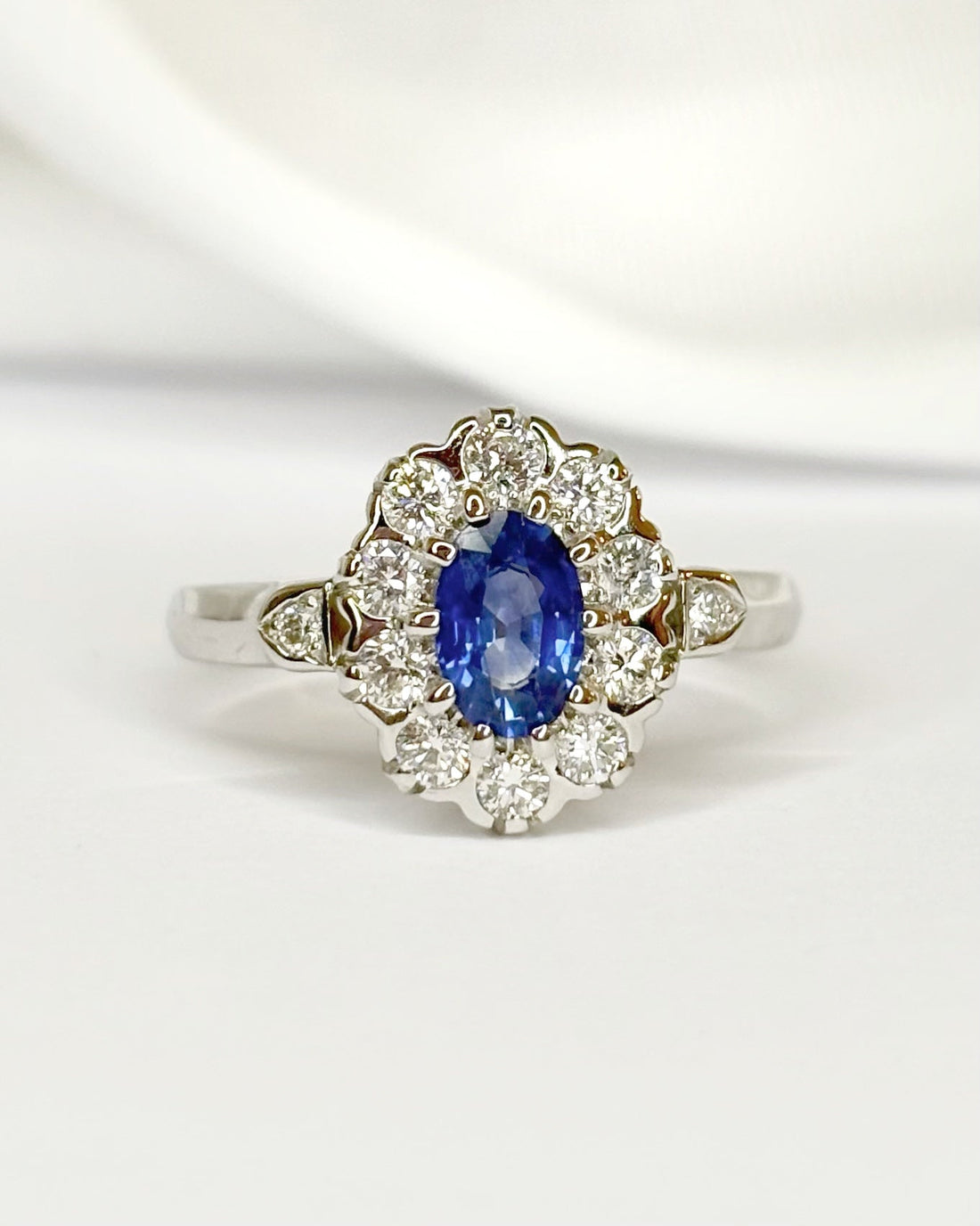 Bague Marguerite Saphir 0.60 carat &amp; Diamants 0.48 carat "Johanna" - Elliade Paris