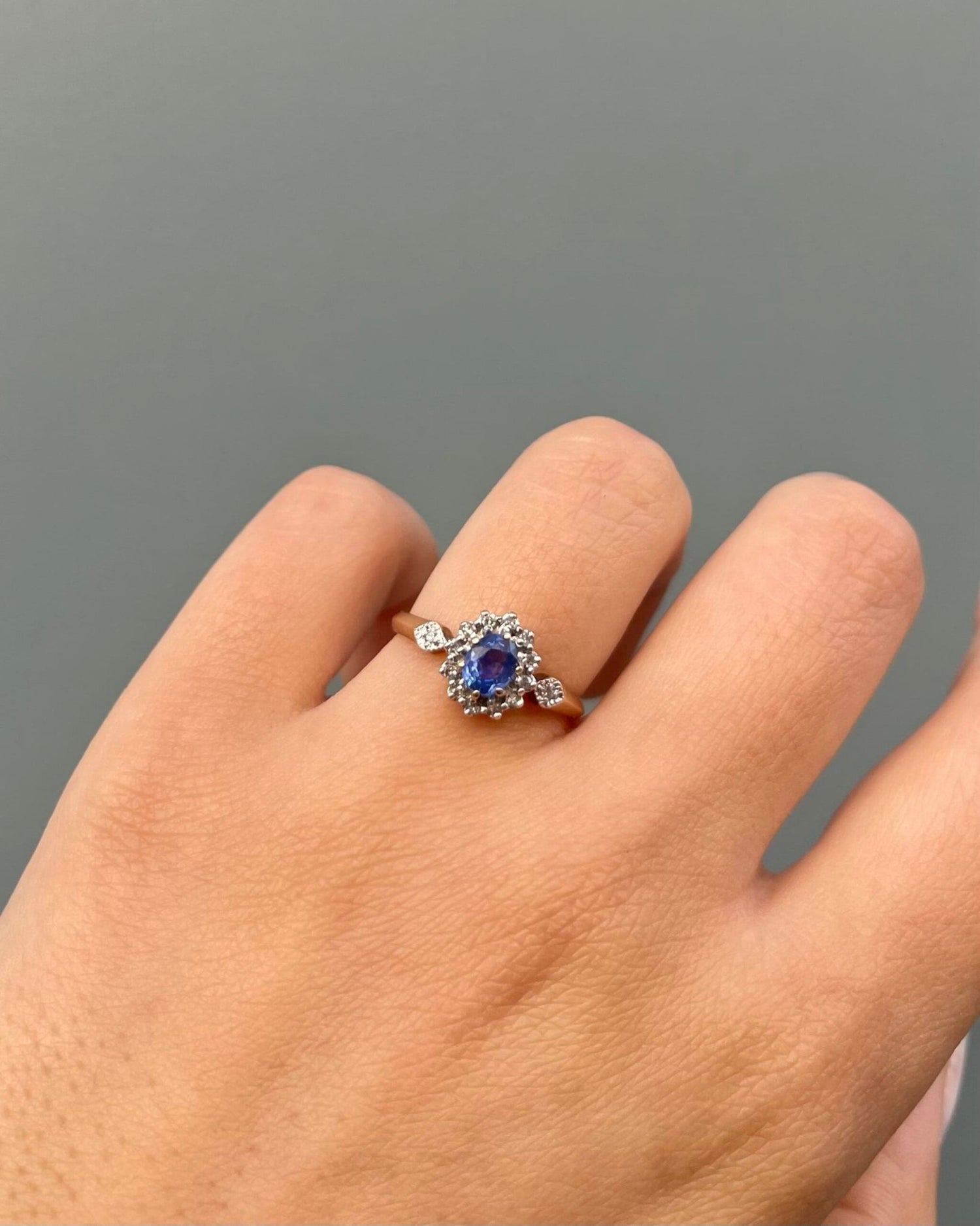 Bague Marguerite Saphir 0.60 Carat &amp; Diamants &quot;Adrienne&quot; - Elliade Paris