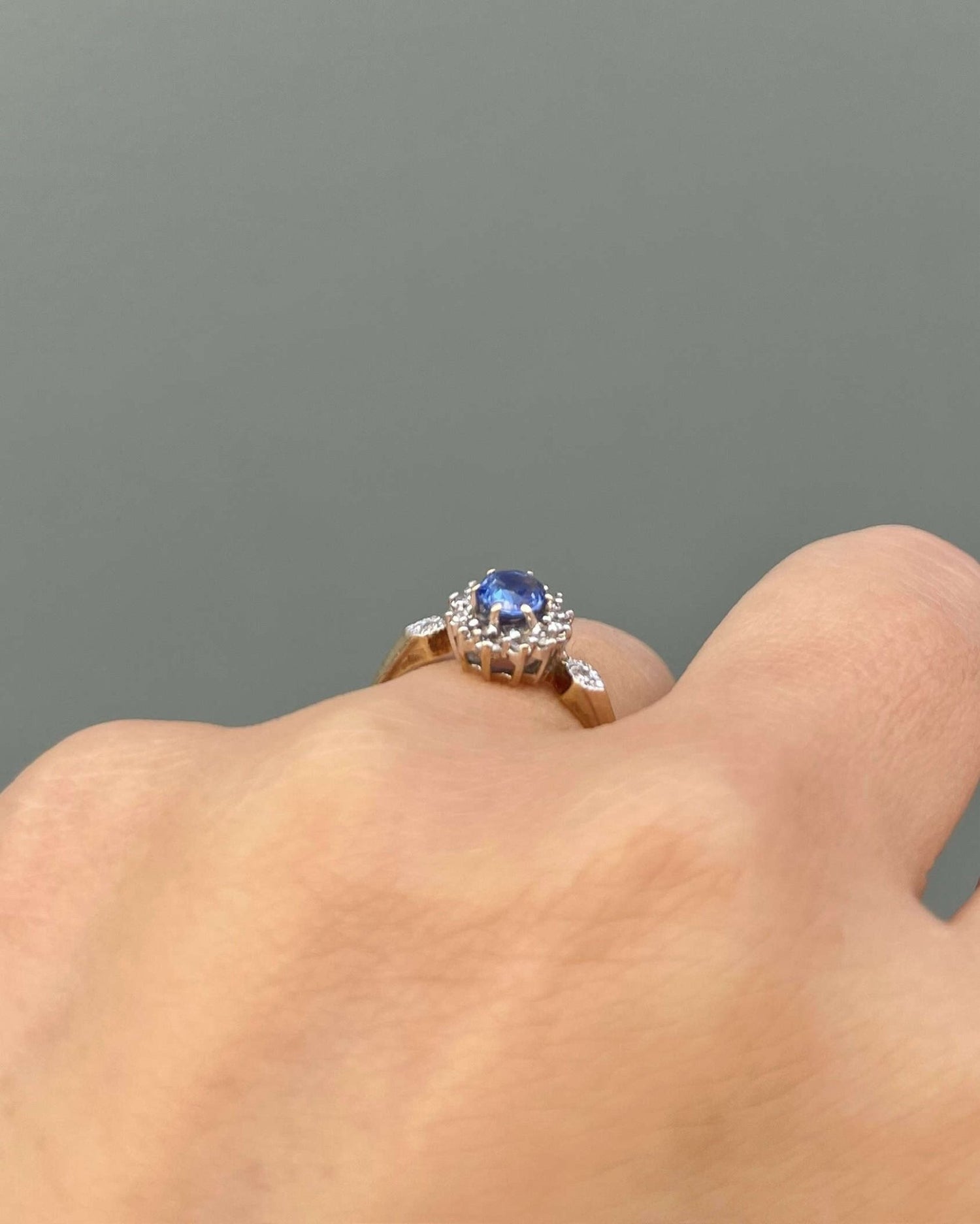 Bague Marguerite Saphir 0.60 Carat &amp; Diamants &quot;Adrienne&quot; - Elliade Paris