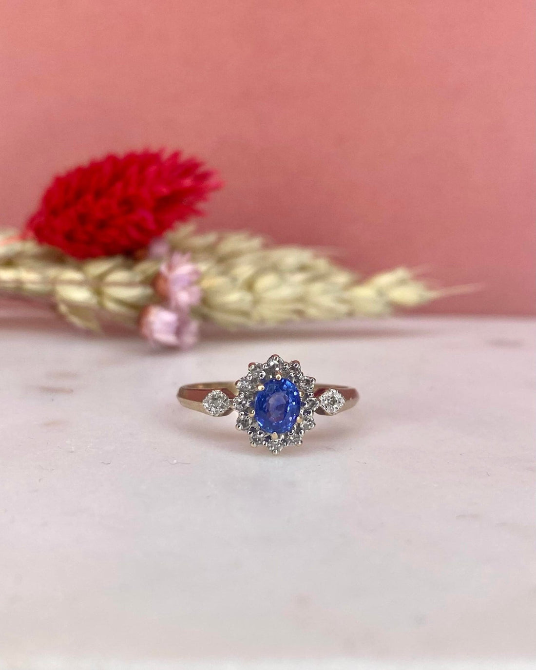 Bague Marguerite Saphir 0.60 Carat &amp; Diamants &quot;Adrienne&quot; - Elliade Paris