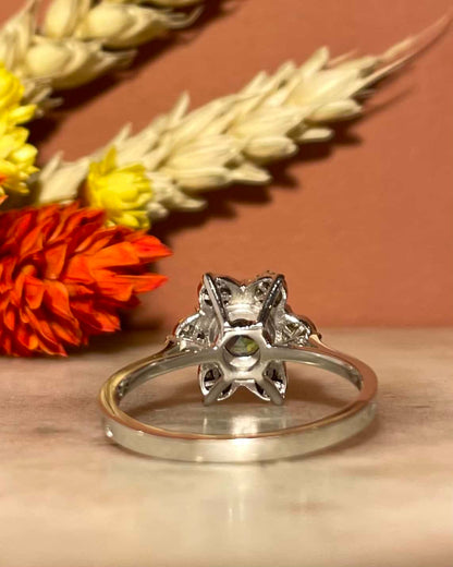 Bague Marguerite Saphir 0.60 carat &amp; Diamants &quot;Eliopé&quot; - Elliade Paris