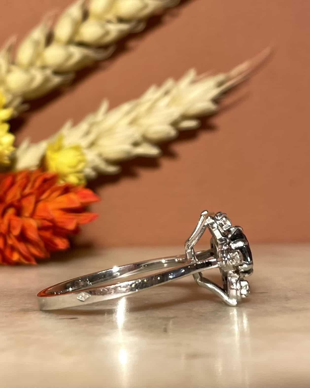 Bague Marguerite Saphir 0.60 carat &amp; Diamants &quot;Eliopé&quot; - Elliade Paris