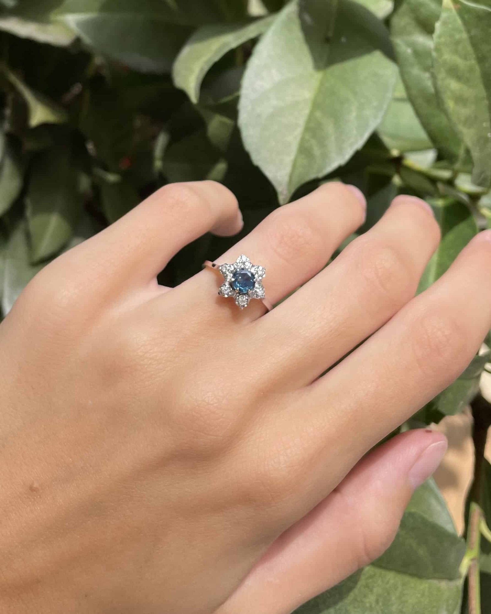 Bague Marguerite Saphir 0.60 carat &amp; Diamants &quot;Eliopé&quot; - Elliade Paris