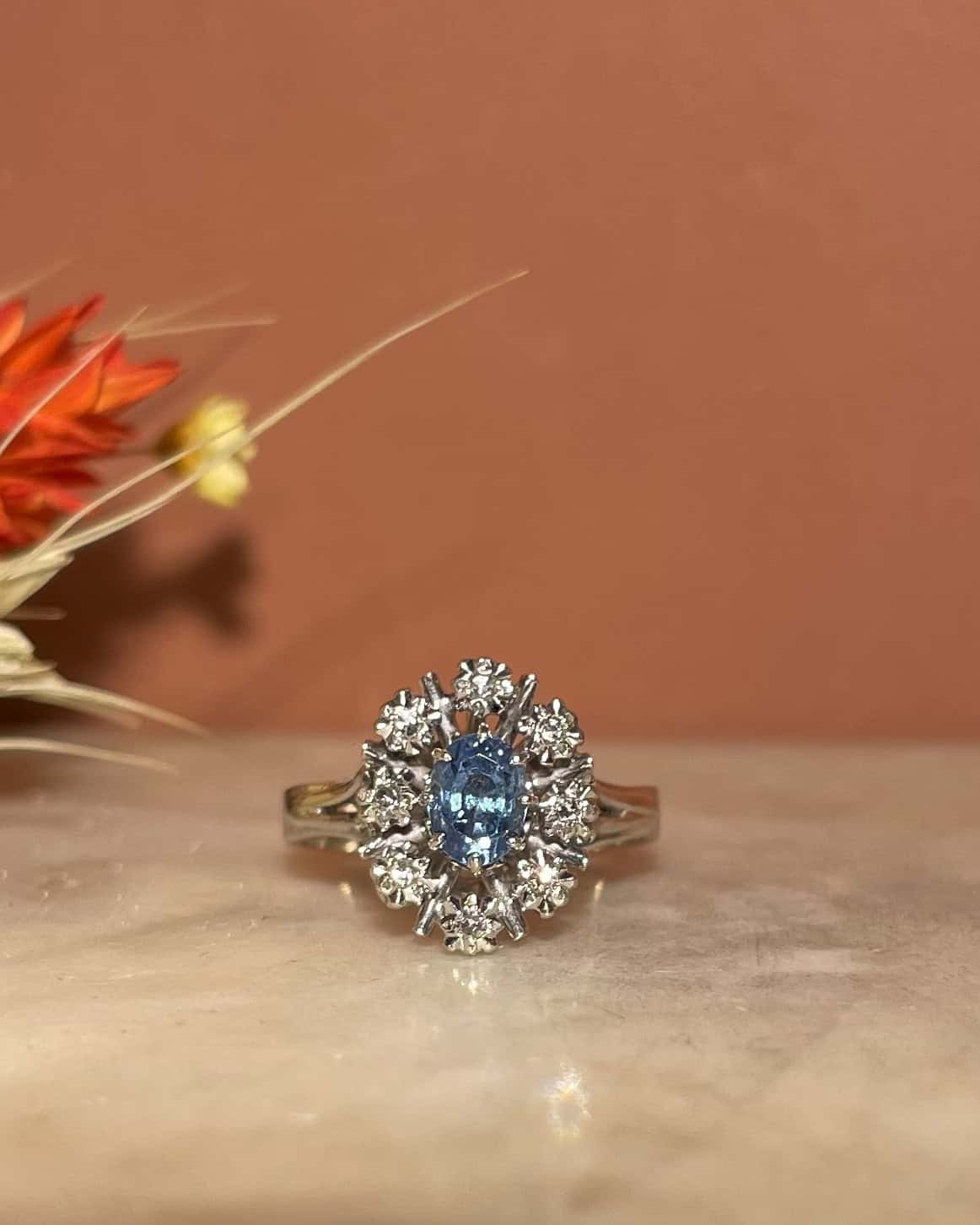 Bague Marguerite Saphir 0.60 carat &amp; Diamants "Esaï" - Elliade Paris