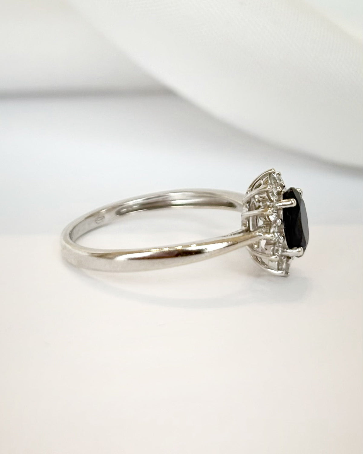 Bague Marguerite Saphir 0.60 carat &amp; Diamants "Loïs" - Elliade Paris