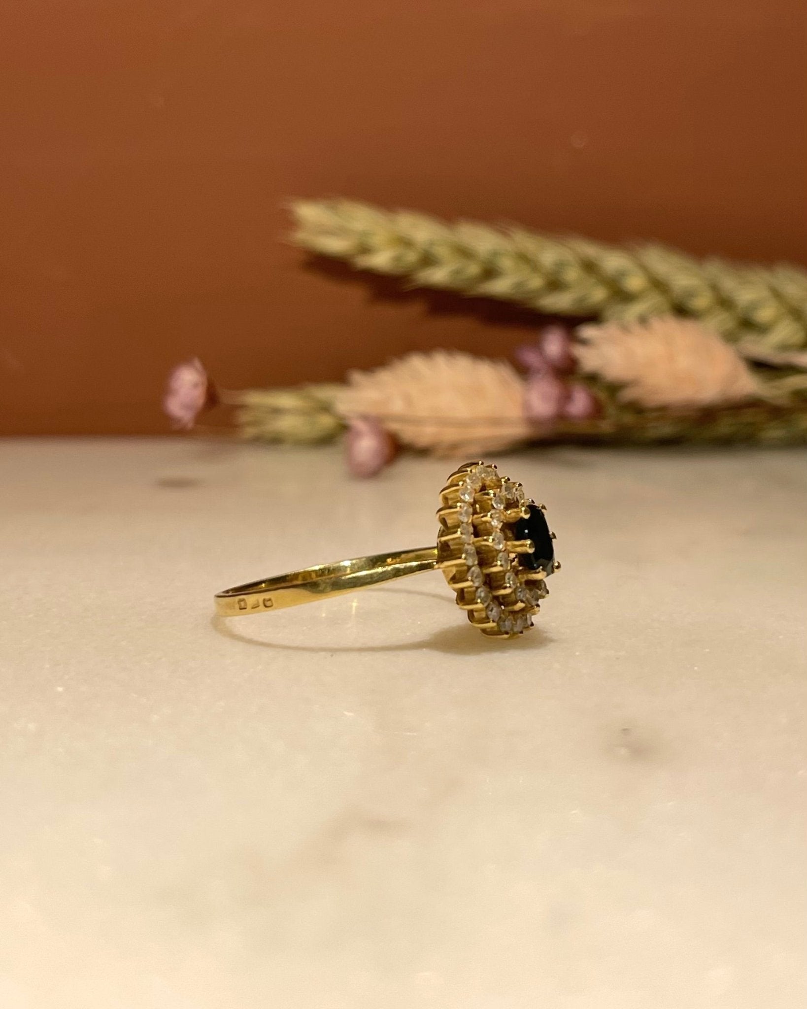 Bague Marguerite Saphir 0.60 carat &amp; Diamants "Maria - José" - Elliade Paris