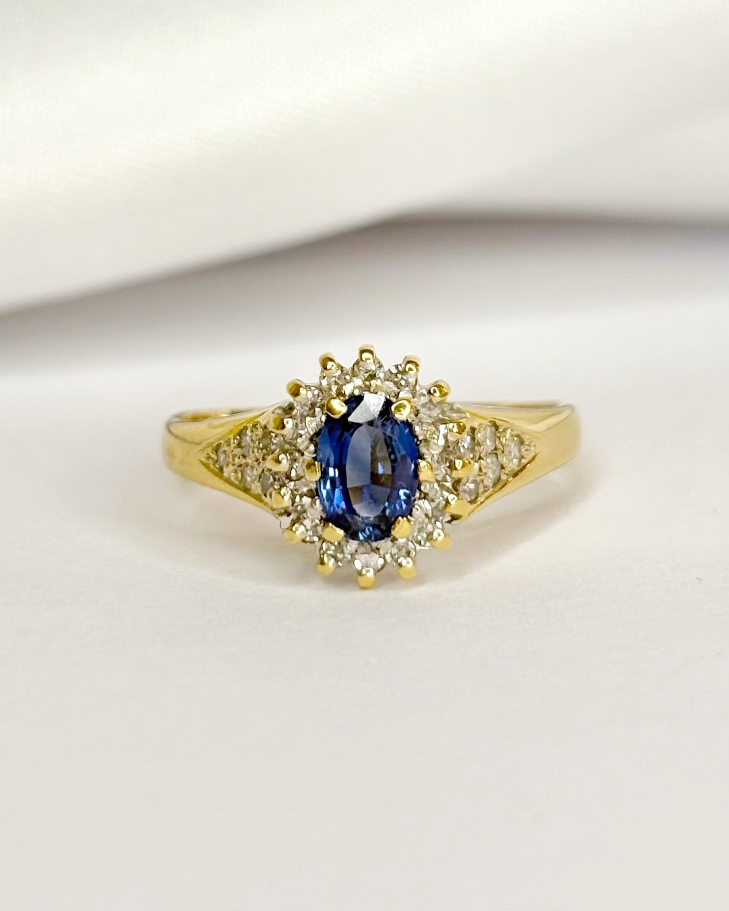 Bague Marguerite Saphir 0.60 carat &amp; Diamants "Raina" - Elliade Paris