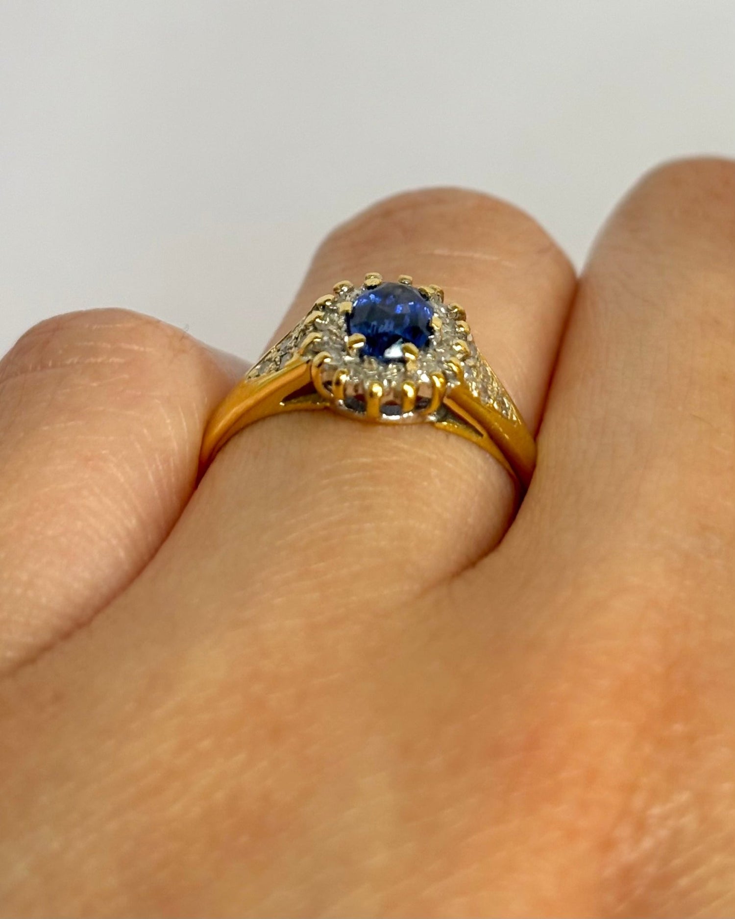 Bague Marguerite Saphir 0.60 carat &amp; Diamants "Raina" - Elliade Paris