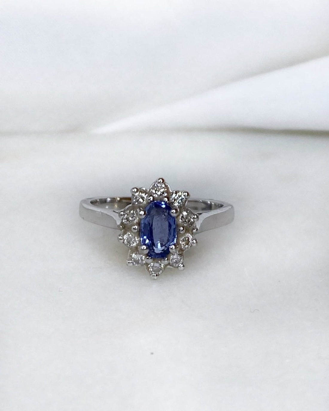 Bague Marguerite Saphir 0.62 carat &amp; Diamants &quot;Aubeline&quot; - Elliade Paris
