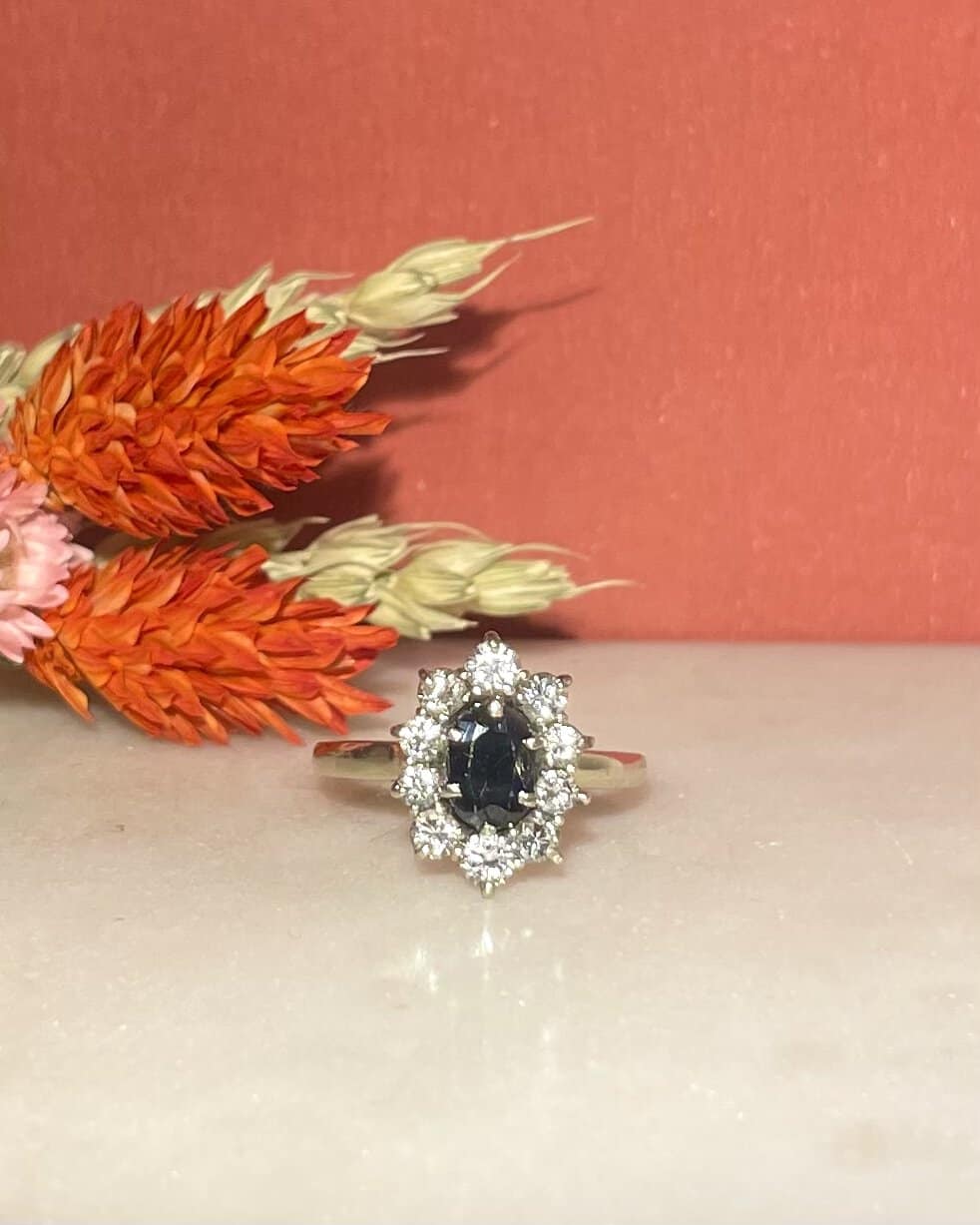 Bague Marguerite Saphir 0.65 Carat &amp; Diamants 0.80 Carat "Yenna" - Elliade Paris