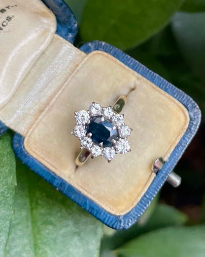 Bague Marguerite Saphir 0.65 Carat &amp; Diamants 0.80 Carat &quot;Yenna&quot; - Elliade Paris