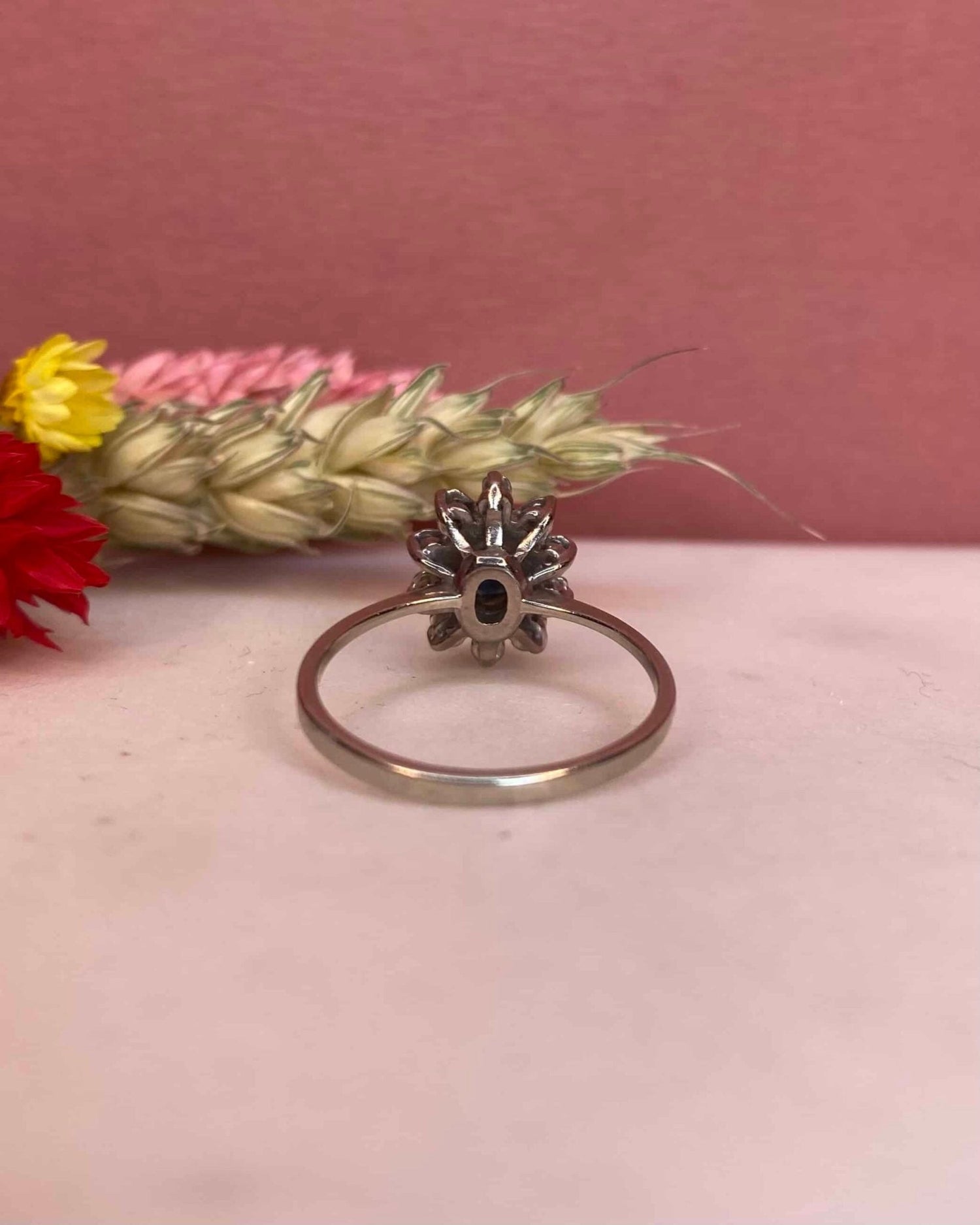 Bague Marguerite Saphir 0.65 Carat &amp; Diamants &quot;Aby&quot; - Elliade Paris