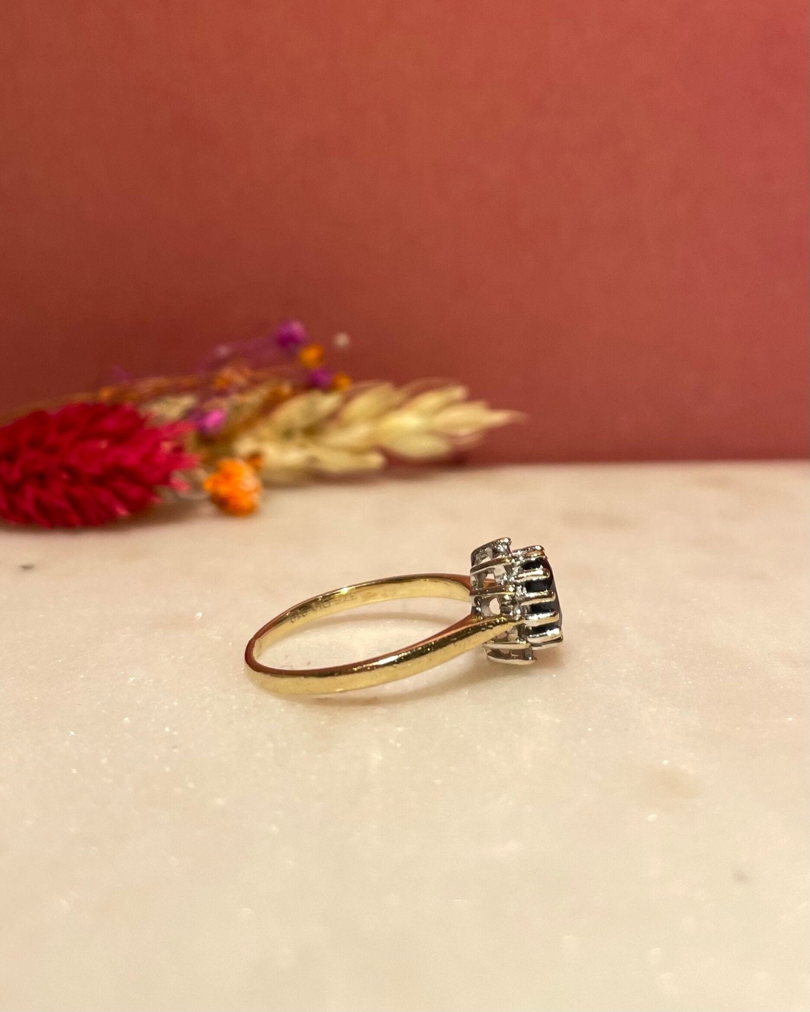 Bague Marguerite Saphir 0.65 Carat &amp; Diamants "Cherry" - Elliade Paris