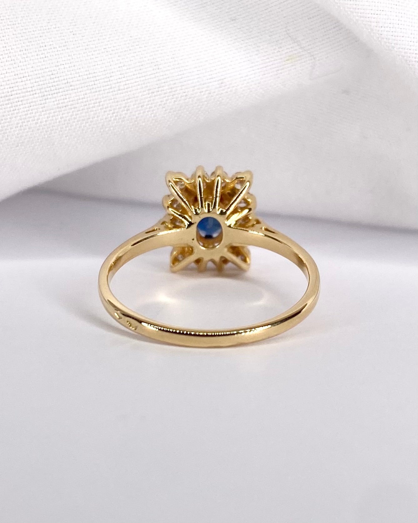 Bague Marguerite Saphir 0.65 carat &amp; Diamants "Tessa" - Elliade Paris