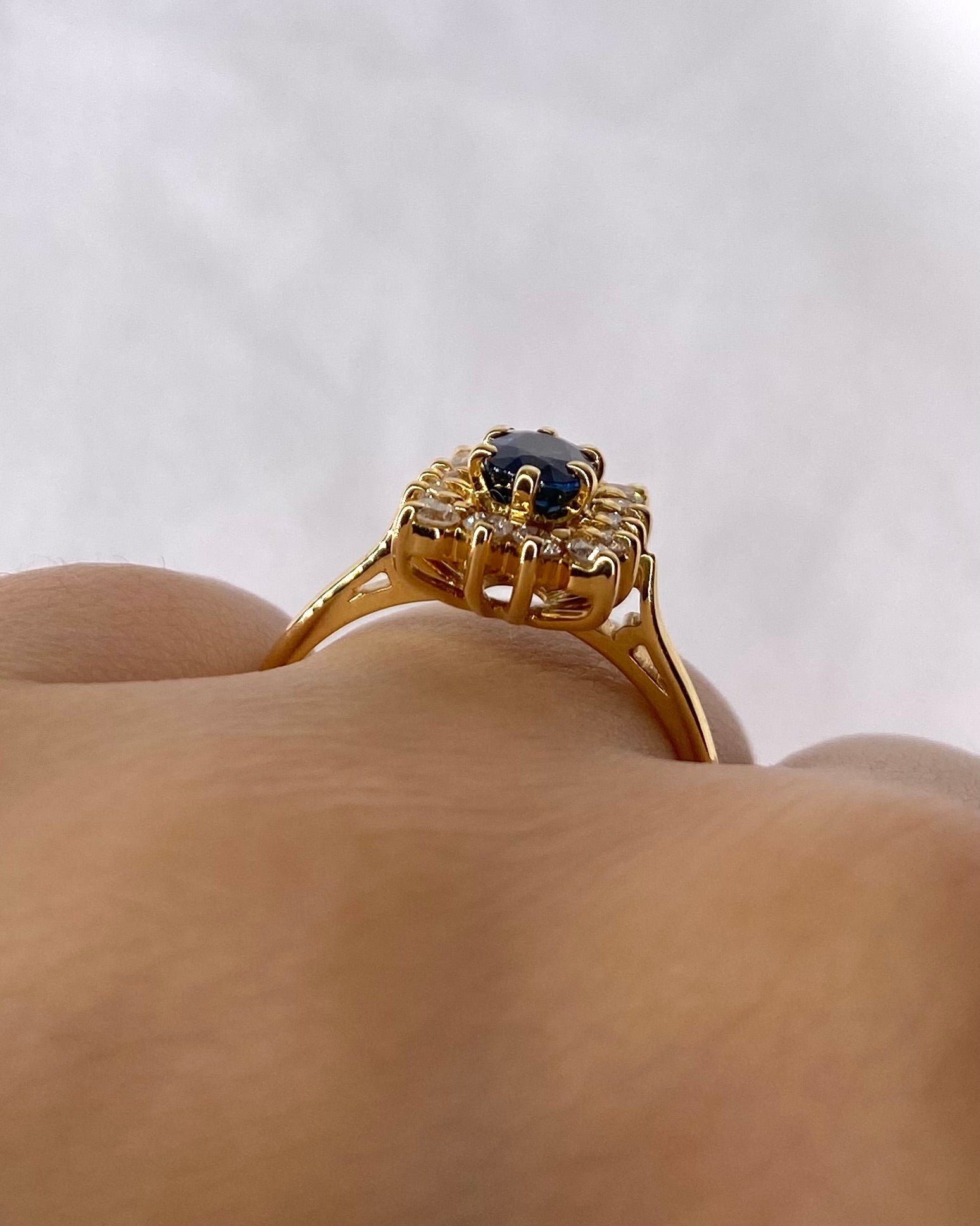 Bague Marguerite Saphir 0.65 carat &amp; Diamants "Tessa" - Elliade Paris