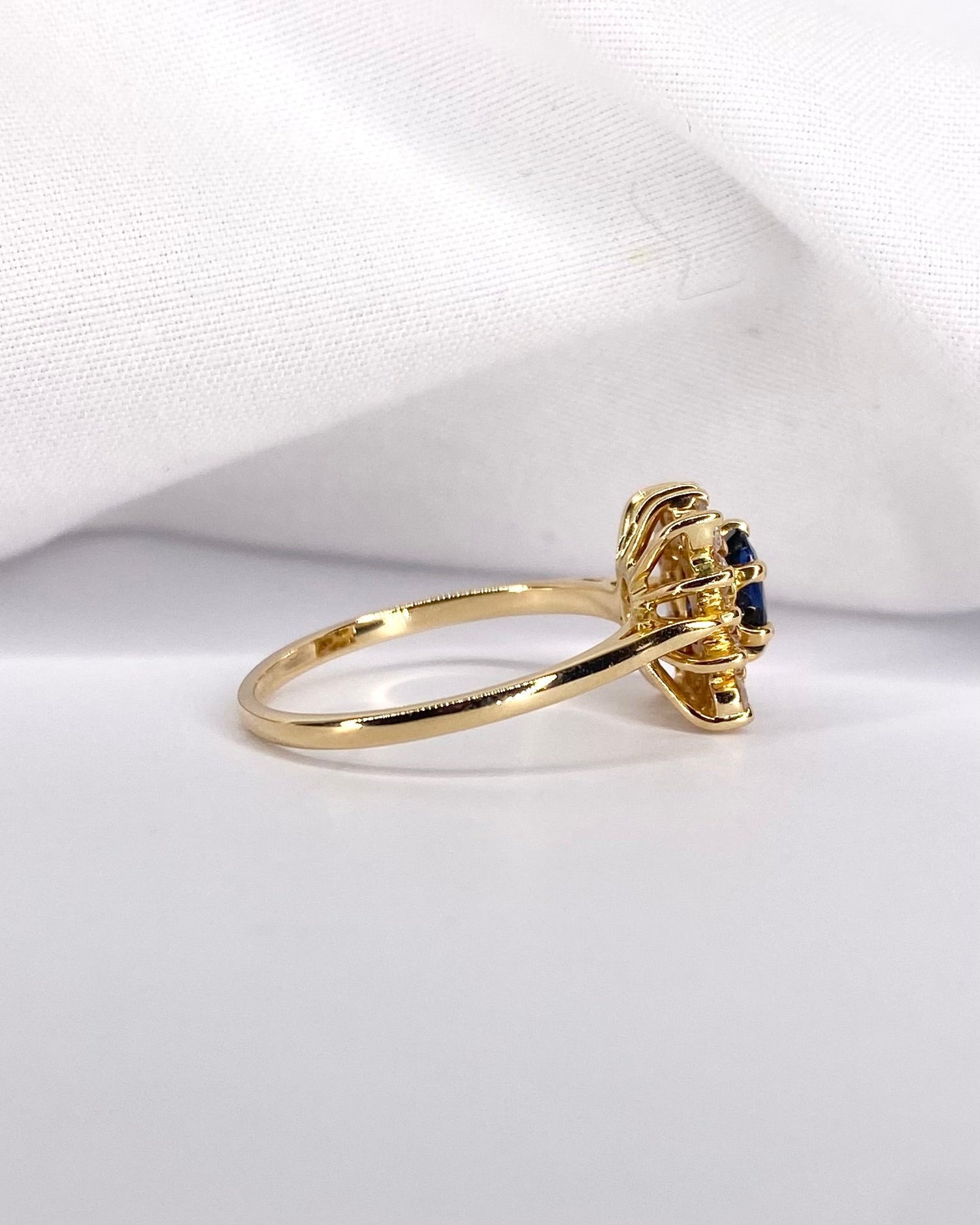 Bague Marguerite Saphir 0.65 carat &amp; Diamants "Tessa" - Elliade Paris