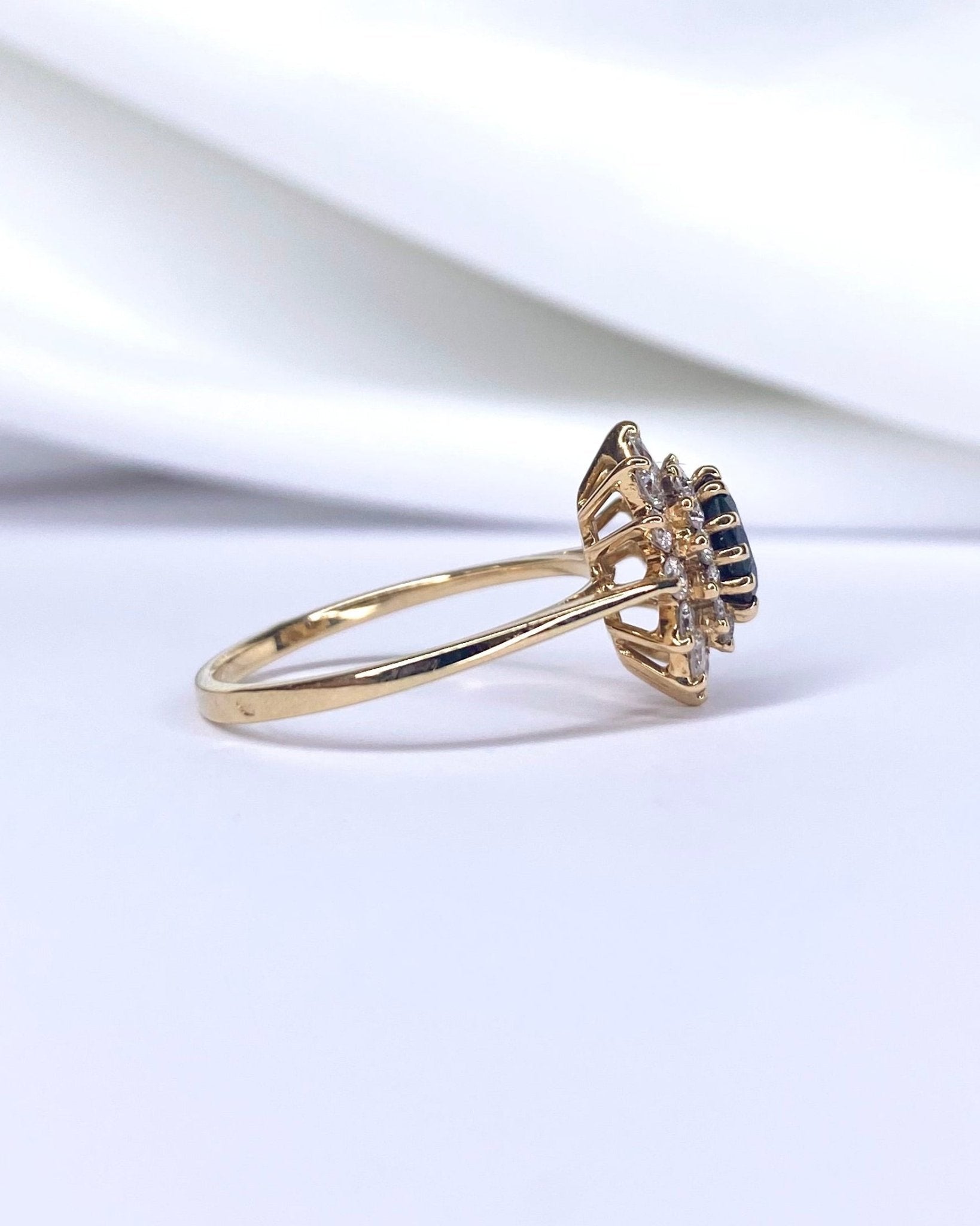 Bague Marguerite Saphir 0.67 carat &amp; Diamants 0.46 carat "Jolene" - Elliade Paris