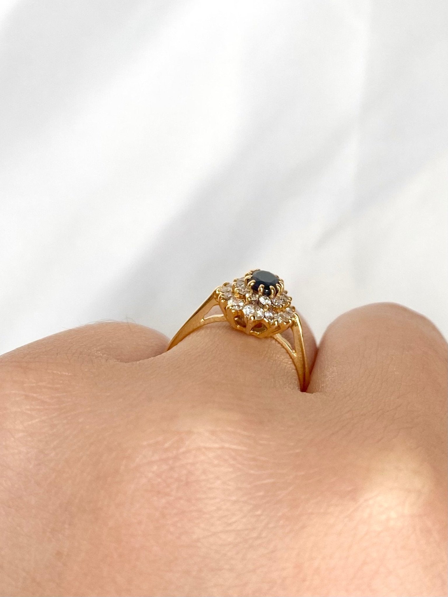 Bague Marguerite Saphir 0.67 carat &amp; Diamants 0.46 carat "Jolene" - Elliade Paris