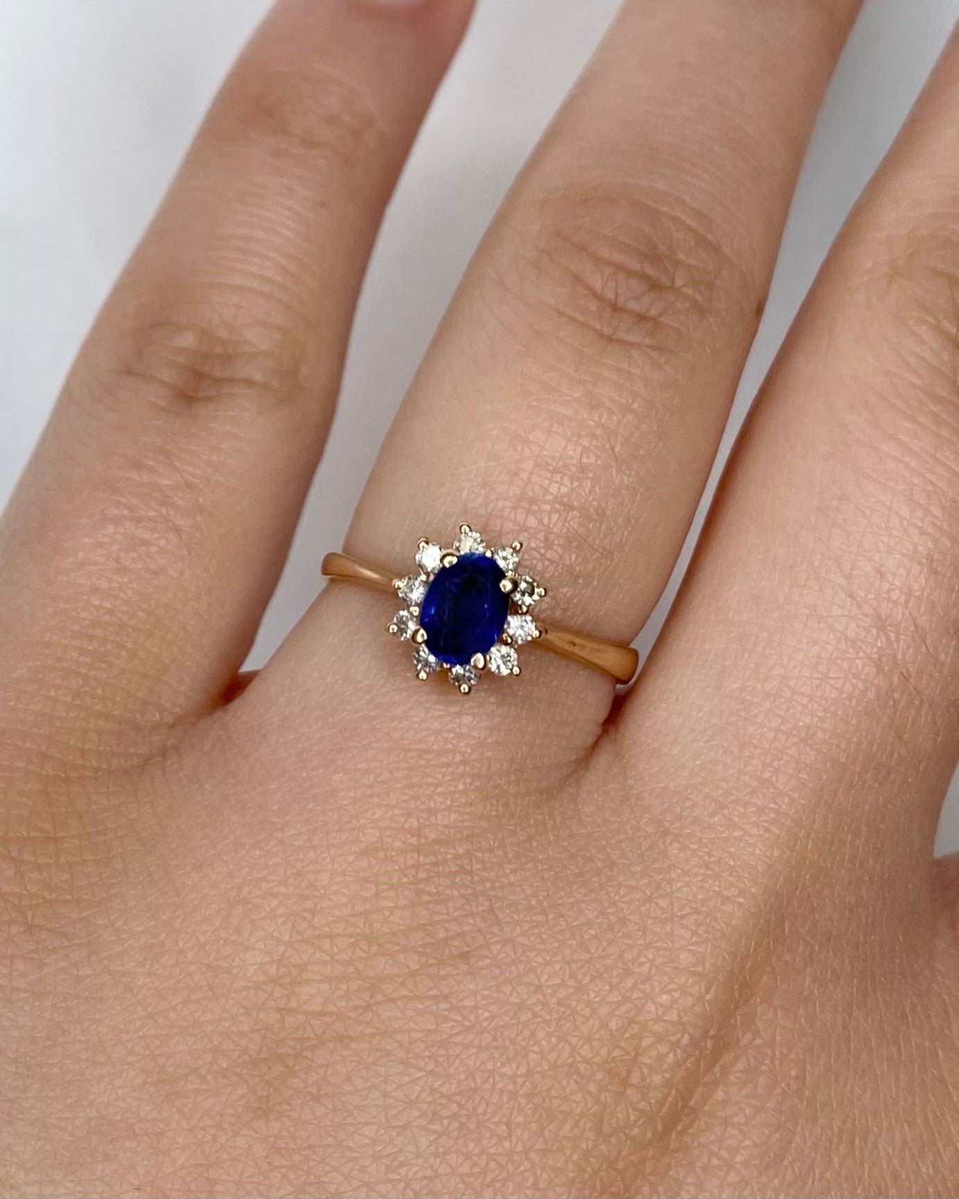 Bague Marguerite Saphir 0.67 carat &amp; Diamants "Gabrielle" - Elliade Paris