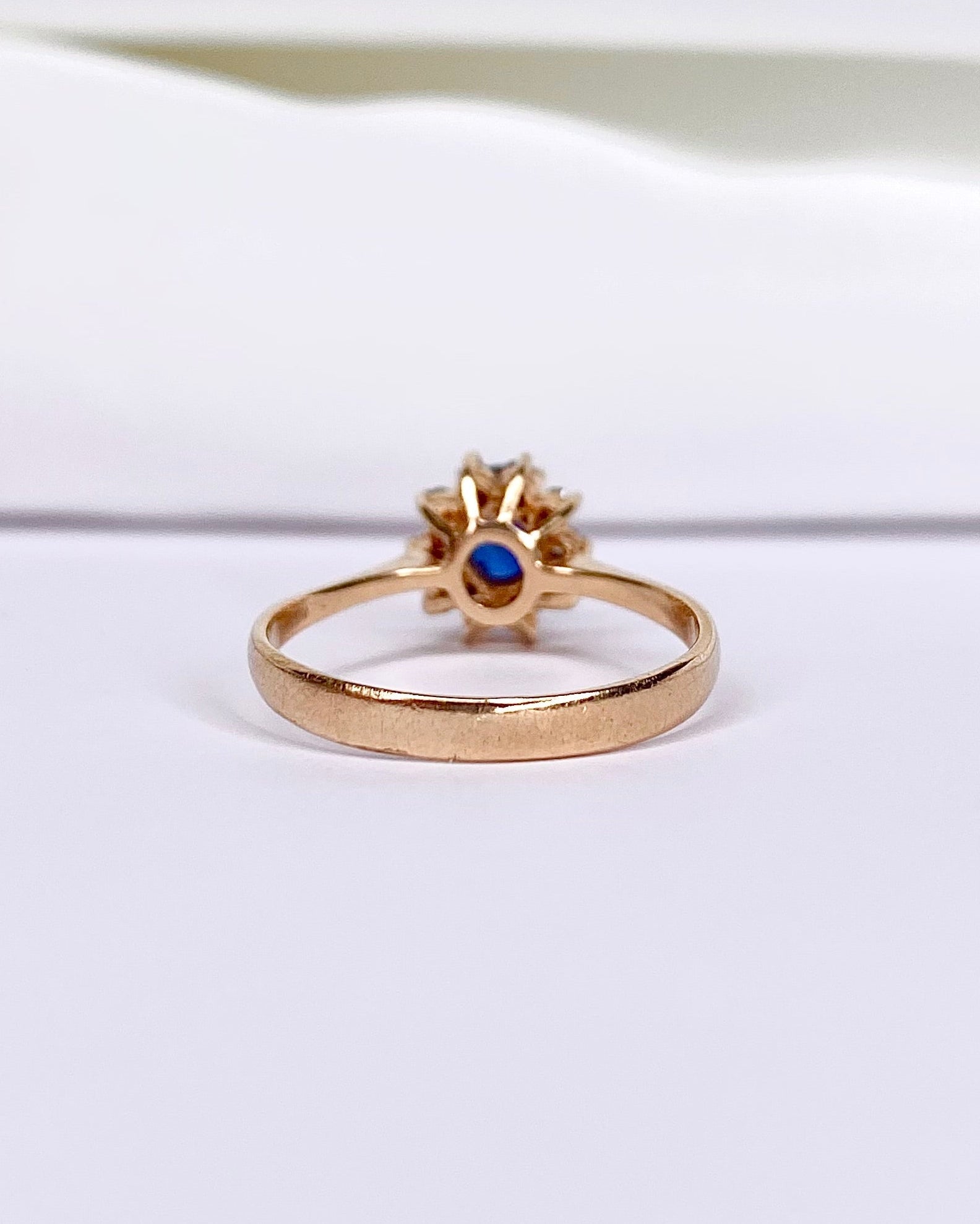 Bague Marguerite Saphir 0.67 carat &amp; Diamants "Gabrielle" - Elliade Paris