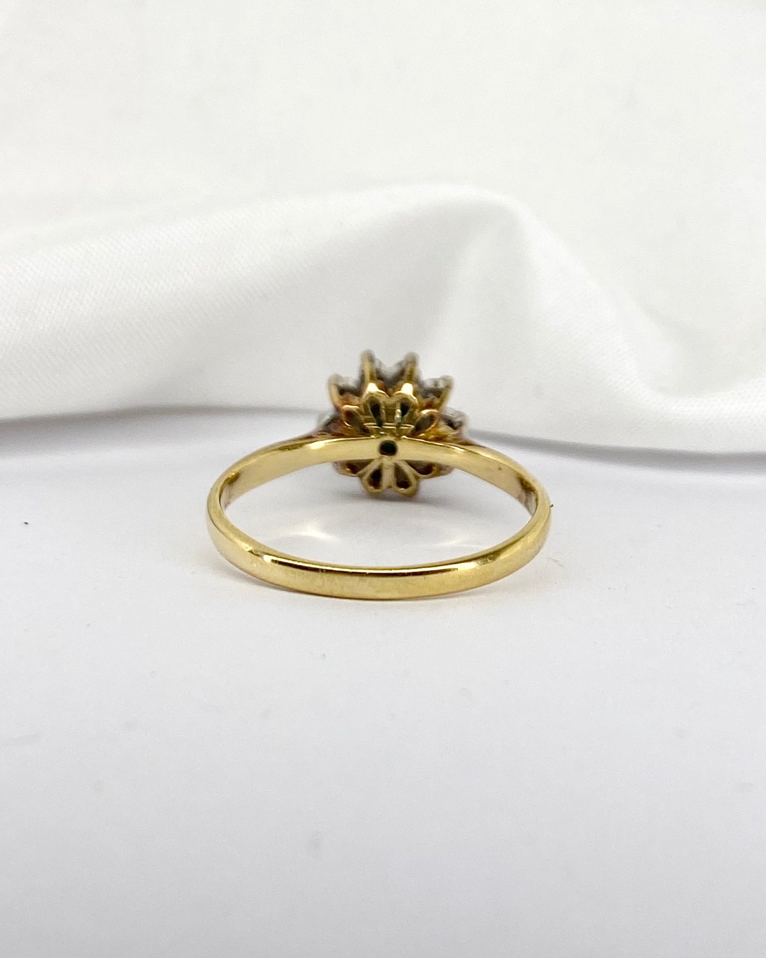 Bague Marguerite Saphir 0.68 carat &amp; 10 Diamants &quot;Sonja&quot; - Elliade Paris