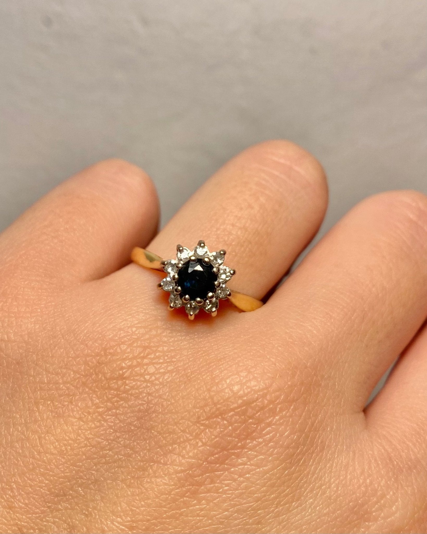 Bague Marguerite Saphir 0.68 carat &amp; 10 Diamants "Sonja" - Elliade Paris