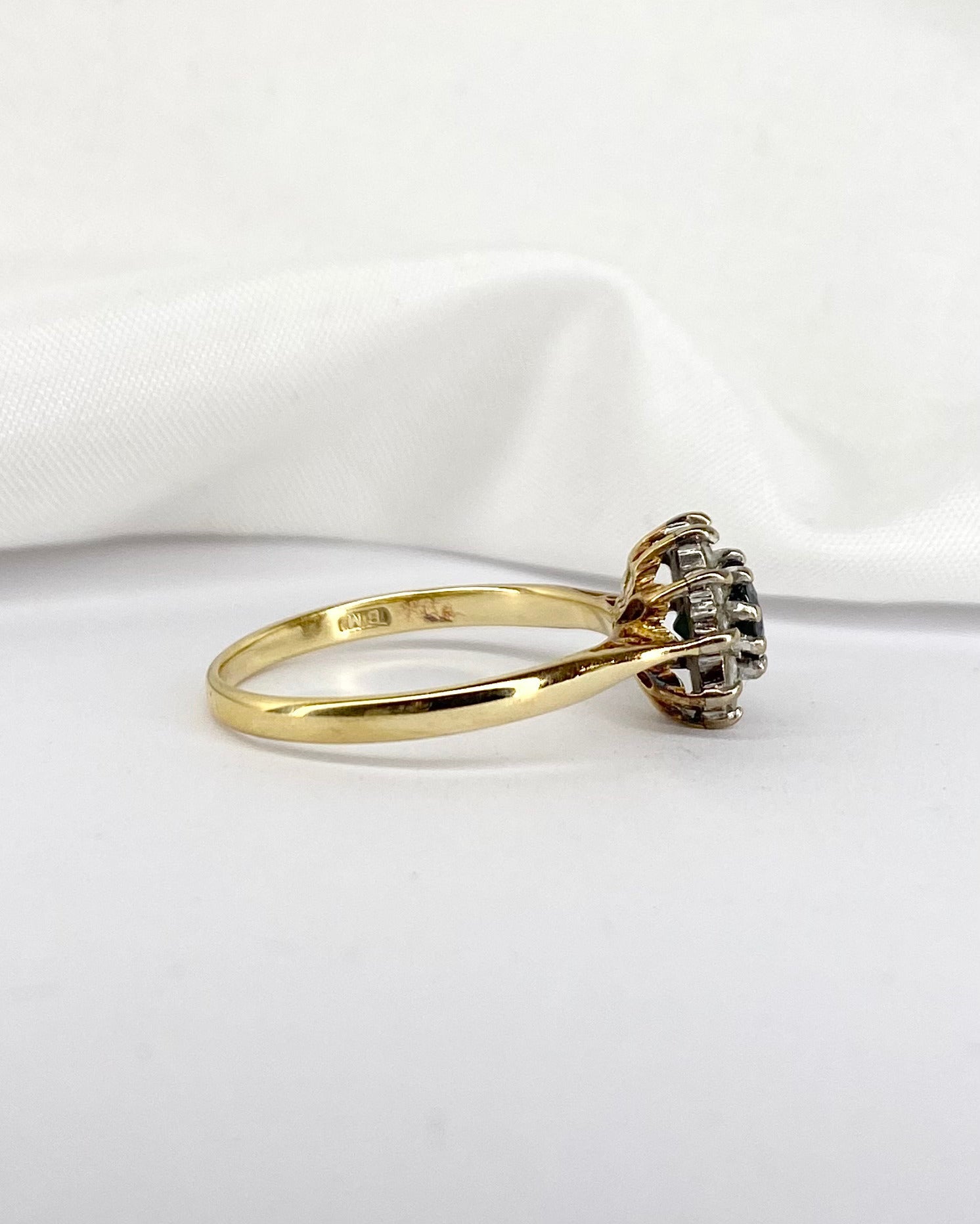 Bague Marguerite Saphir 0.68 carat &amp; 10 Diamants "Sonja" - Elliade Paris