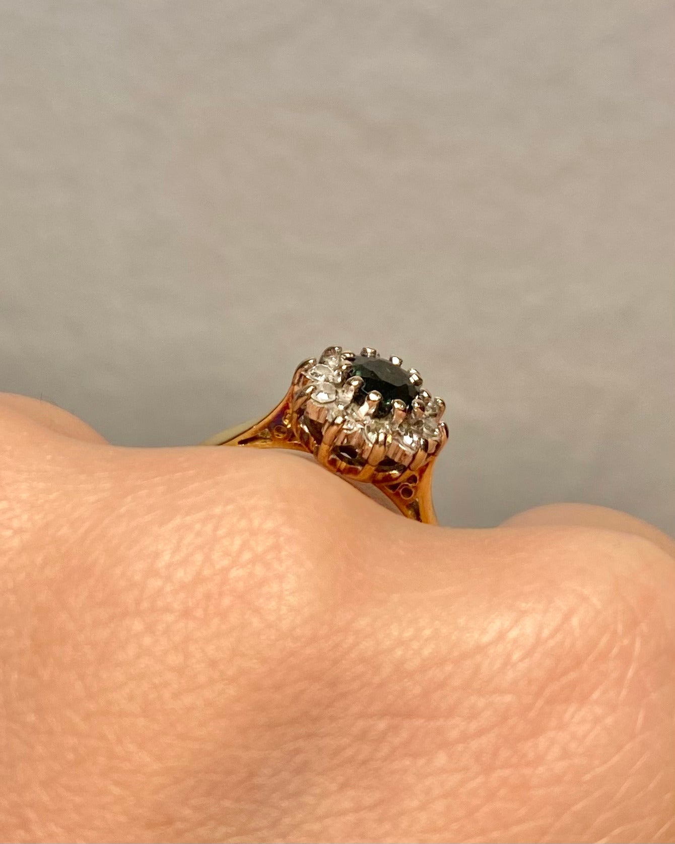 Bague Marguerite Saphir 0.68 carat &amp; 10 Diamants "Sonja" - Elliade Paris
