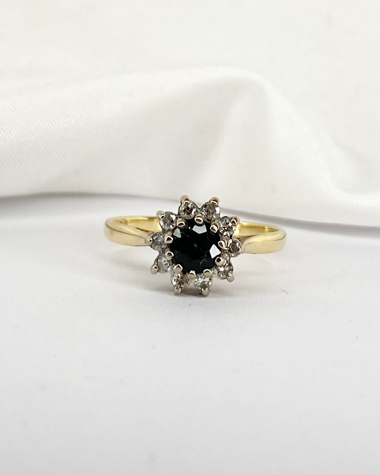 Bague Marguerite Saphir 0.68 carat &amp; 10 Diamants &quot;Sonja&quot; - Elliade Paris