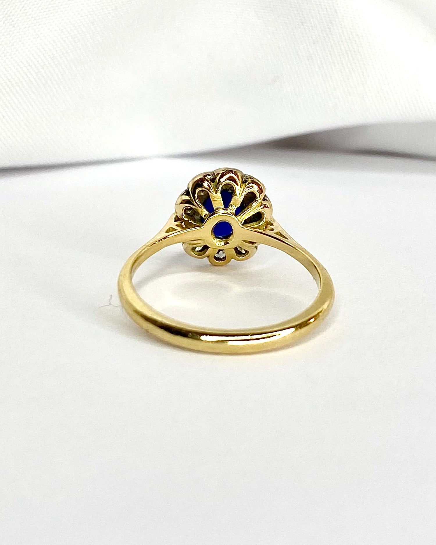 Bague Marguerite Saphir 0.70 carat &amp; 10 Diamants "Alexia" - Elliade Paris
