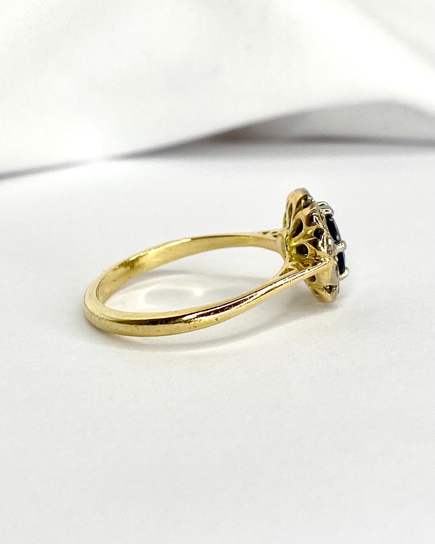 Bague Marguerite Saphir 0.70 carat &amp; 10 Diamants "Alexia" - Elliade Paris