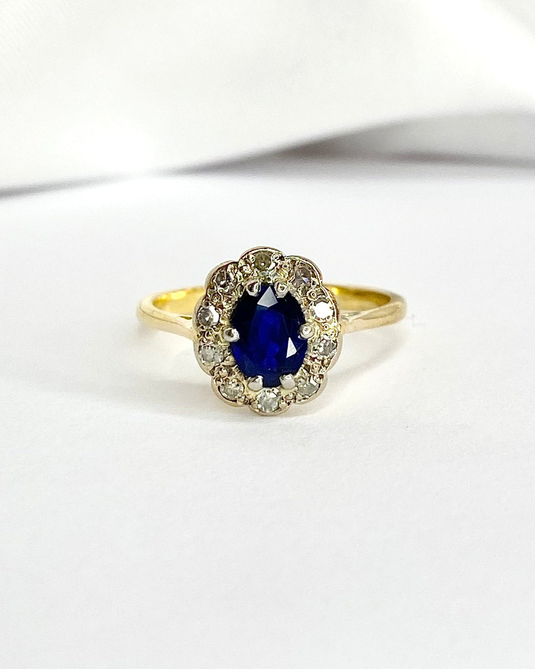 Bague Marguerite Saphir 0.70 carat &amp; 10 Diamants "Alexia" - Elliade Paris