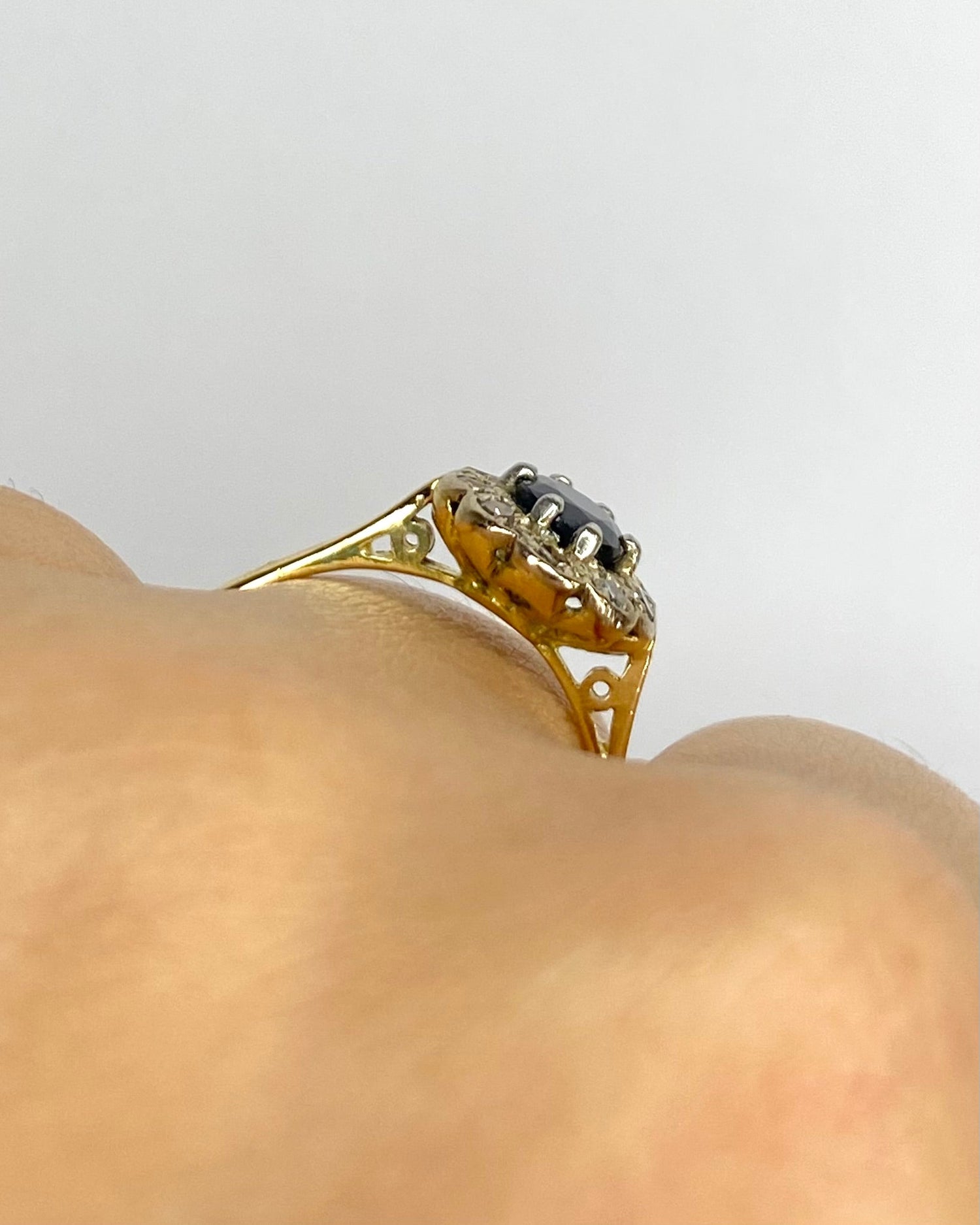 Bague Marguerite Saphir 0.70 carat &amp; 10 Diamants "Alexia" - Elliade Paris