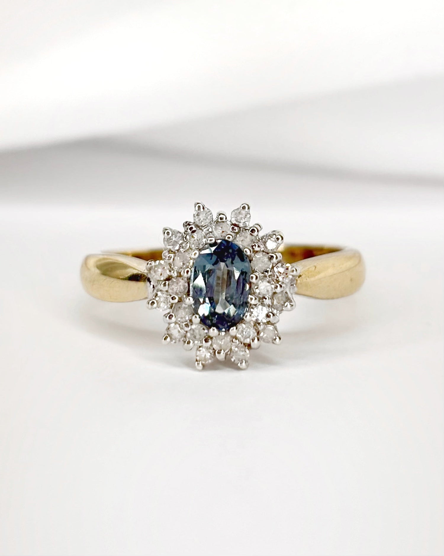 Bague Marguerite Saphir 0.70 carat &amp; Diamants 0.24 carat "Lisa" - Elliade Paris