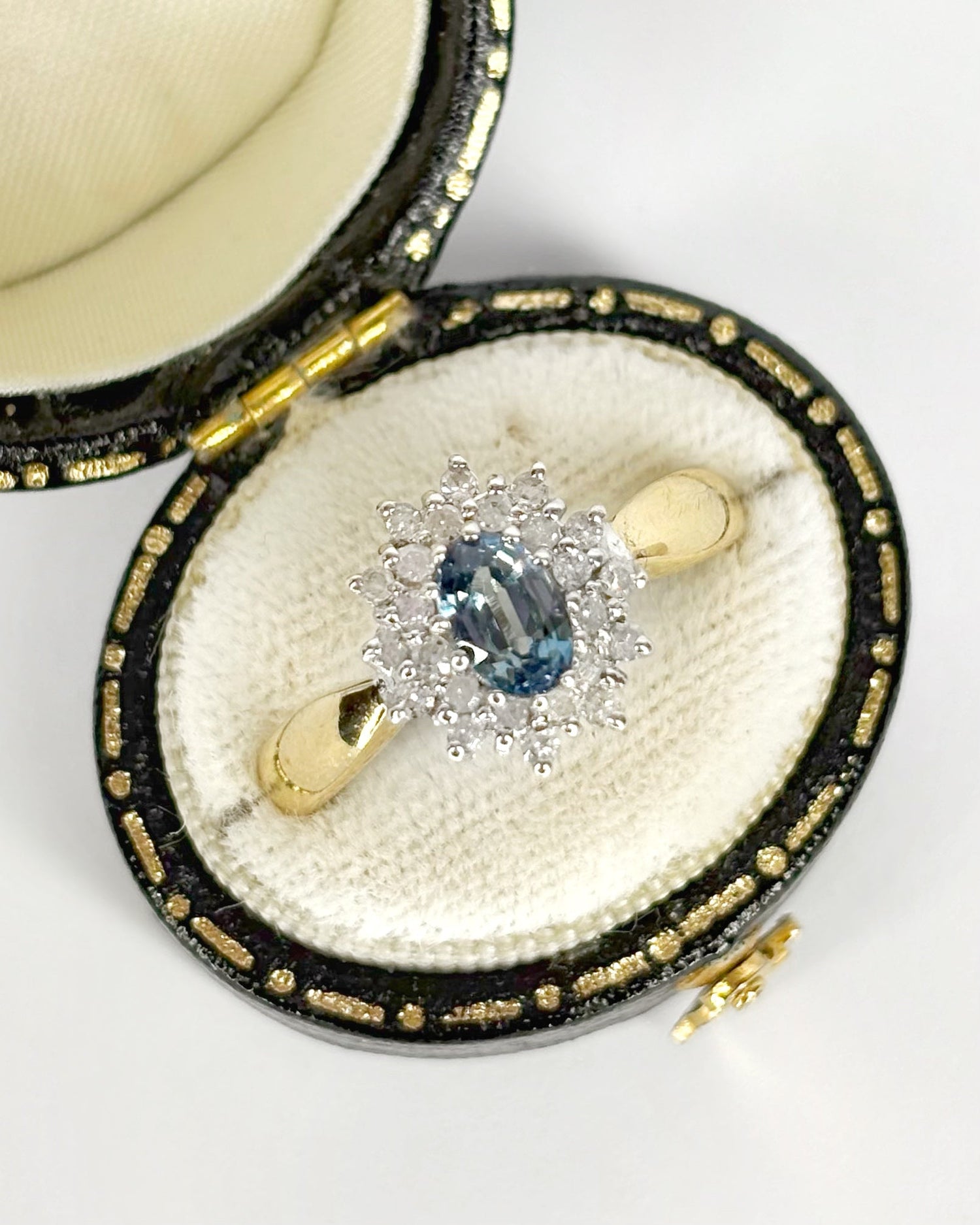 Bague Marguerite Saphir 0.70 carat &amp; Diamants 0.24 carat "Lisa" - Elliade Paris