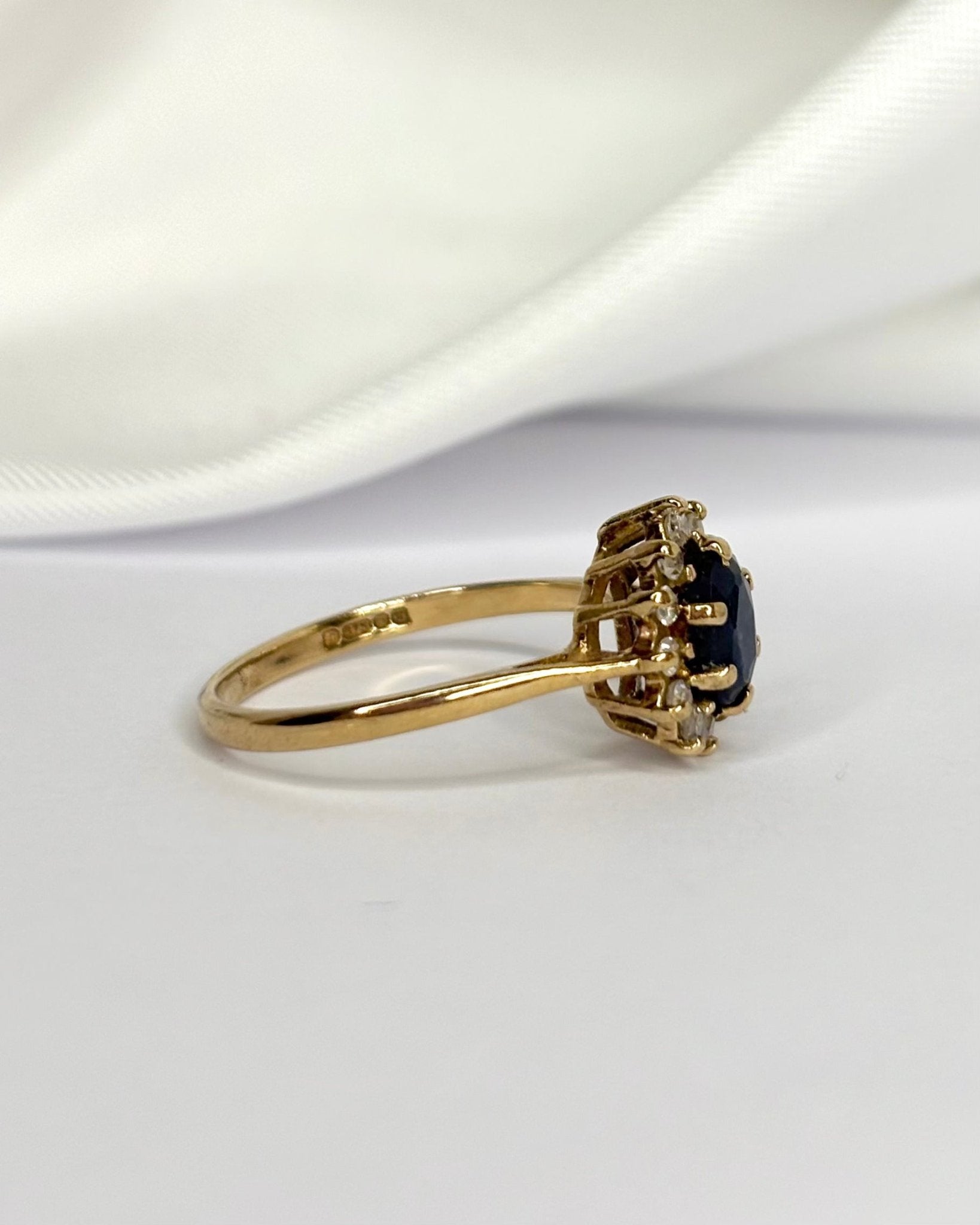 Bague Marguerite Saphir 0.70 carat &amp; Diamants "Gabriella" - Elliade Paris