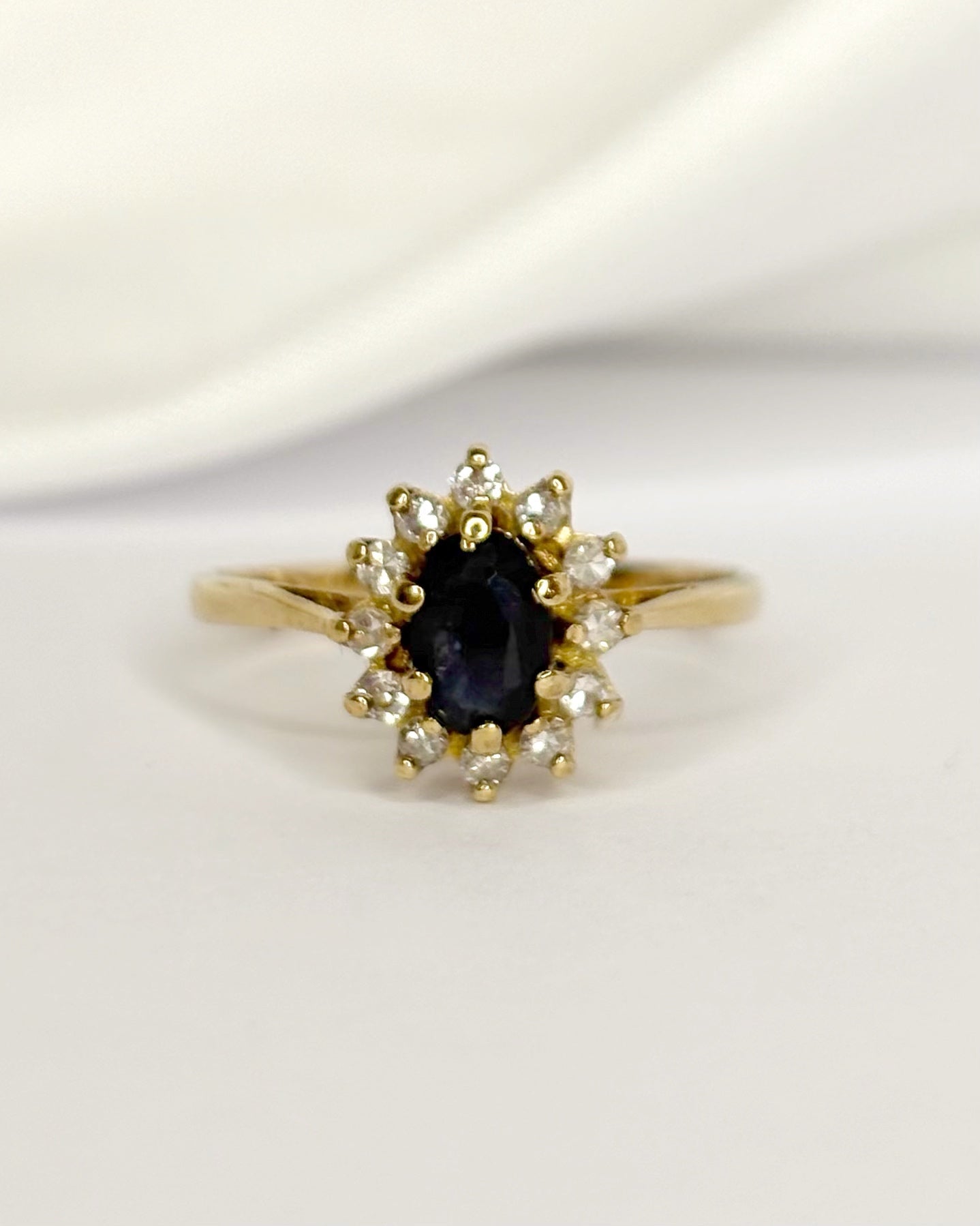 Bague Marguerite Saphir 0.70 carat &amp; Diamants "Gabriella" - Elliade Paris