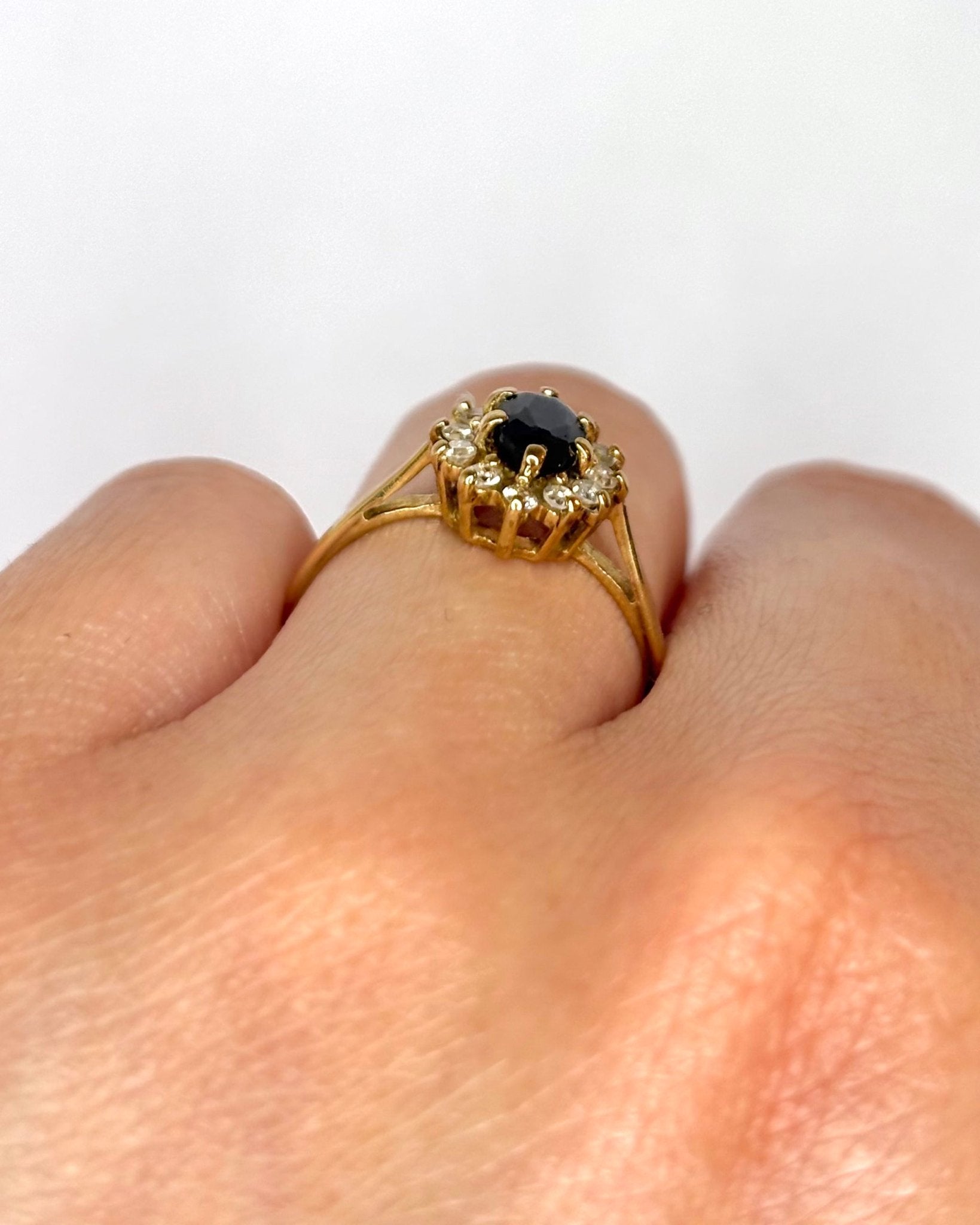 Bague Marguerite Saphir 0.70 carat &amp; Diamants "Gabriella" - Elliade Paris
