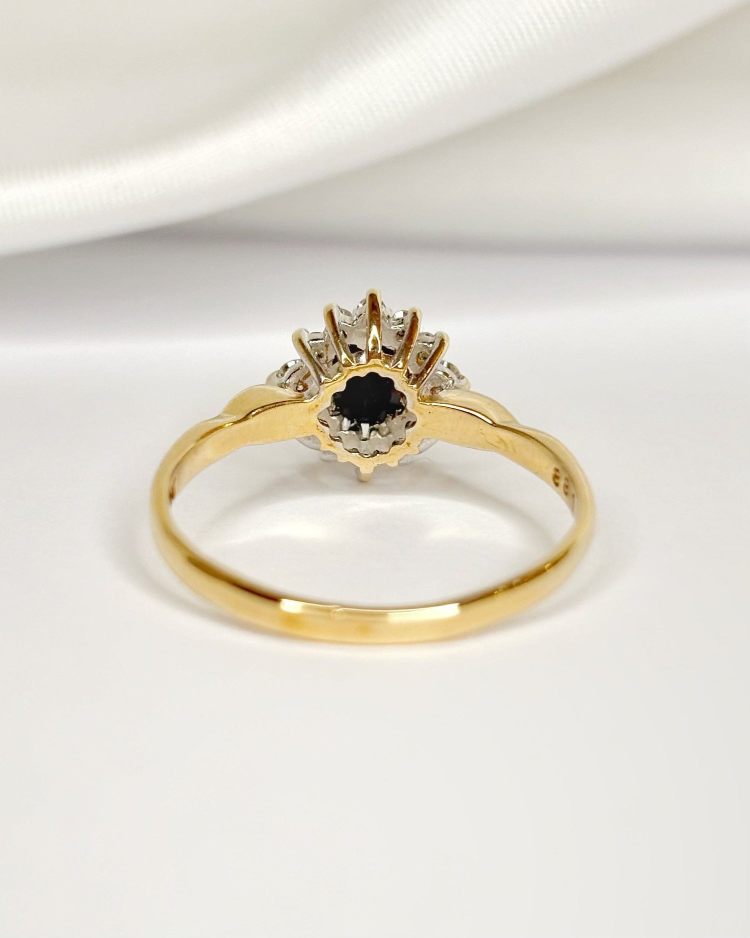 Bague Marguerite Saphir 0.70 carat &amp; Diamants "Huguette" - Elliade Paris