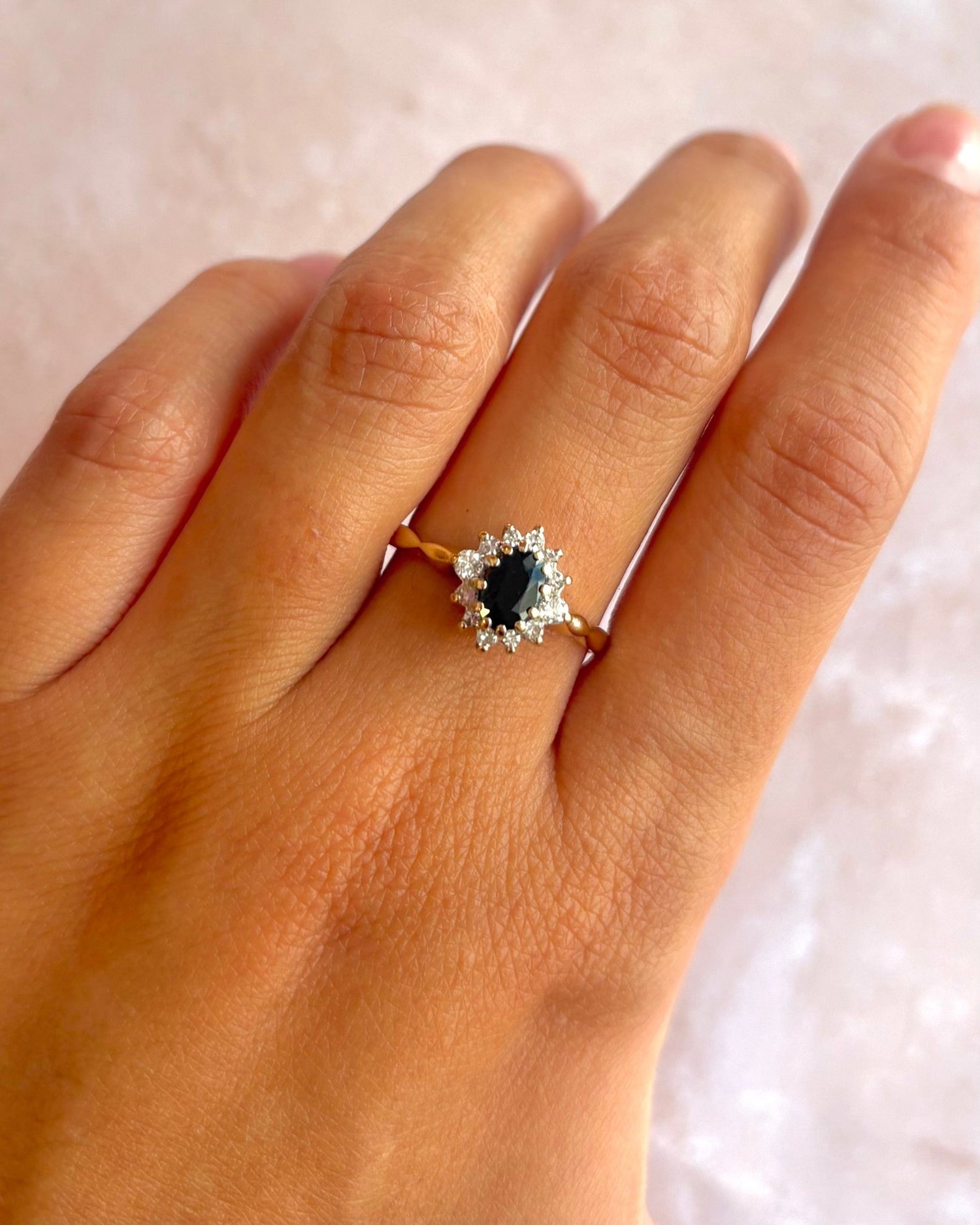 Bague Marguerite Saphir 0.70 carat &amp; Diamants "Huguette" - Elliade Paris