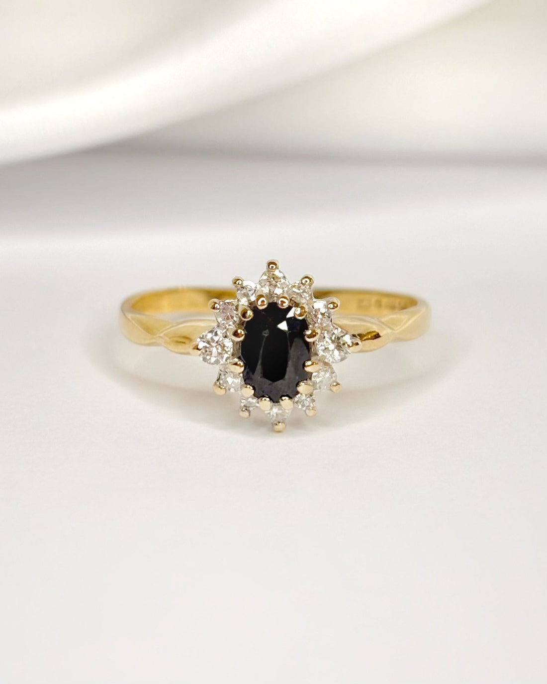 Bague Marguerite Saphir 0.70 carat &amp; Diamants "Huguette" - Elliade Paris