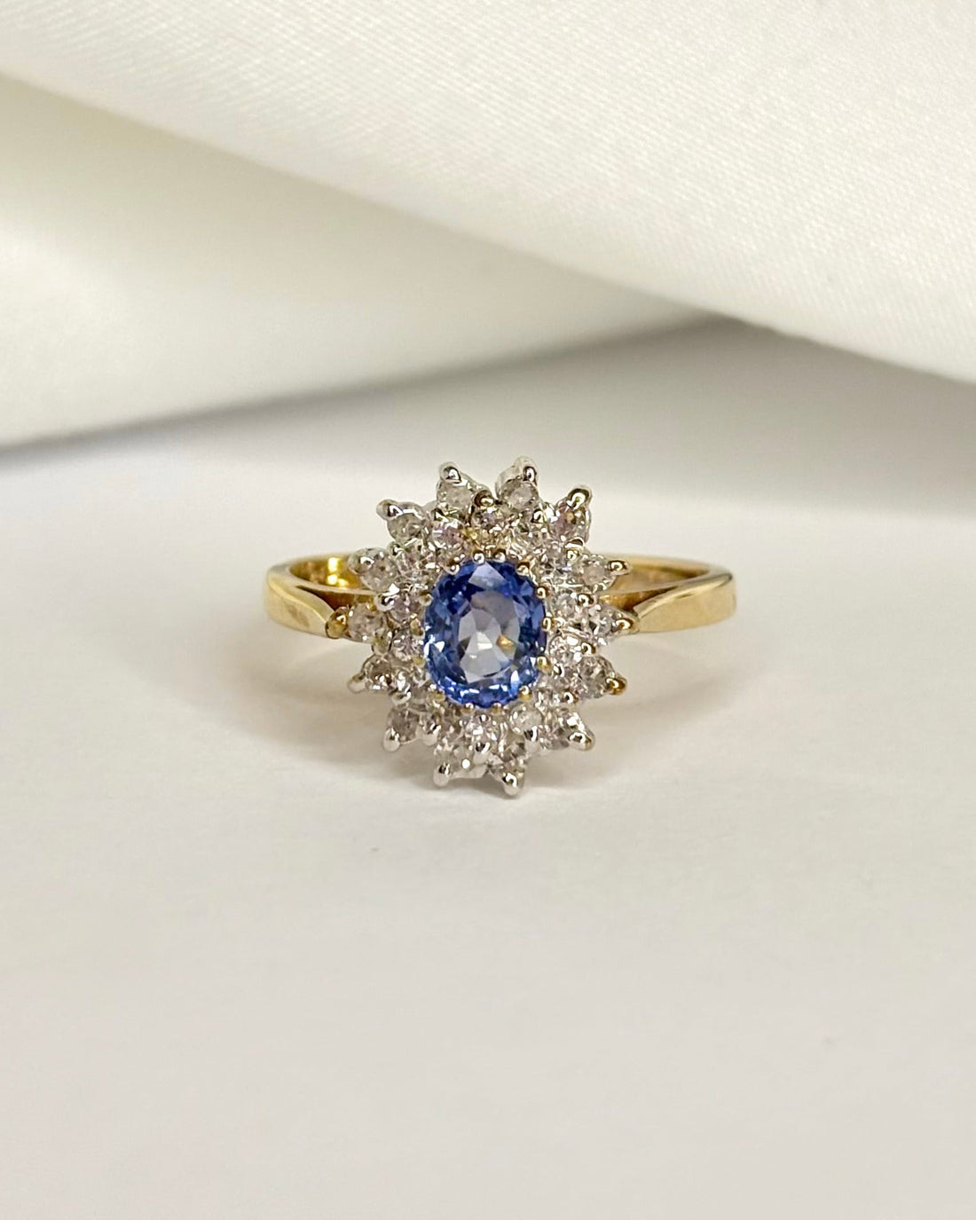 Bague Marguerite Saphir 0.70 carat &amp; Diamants "Nelly" - Elliade Paris