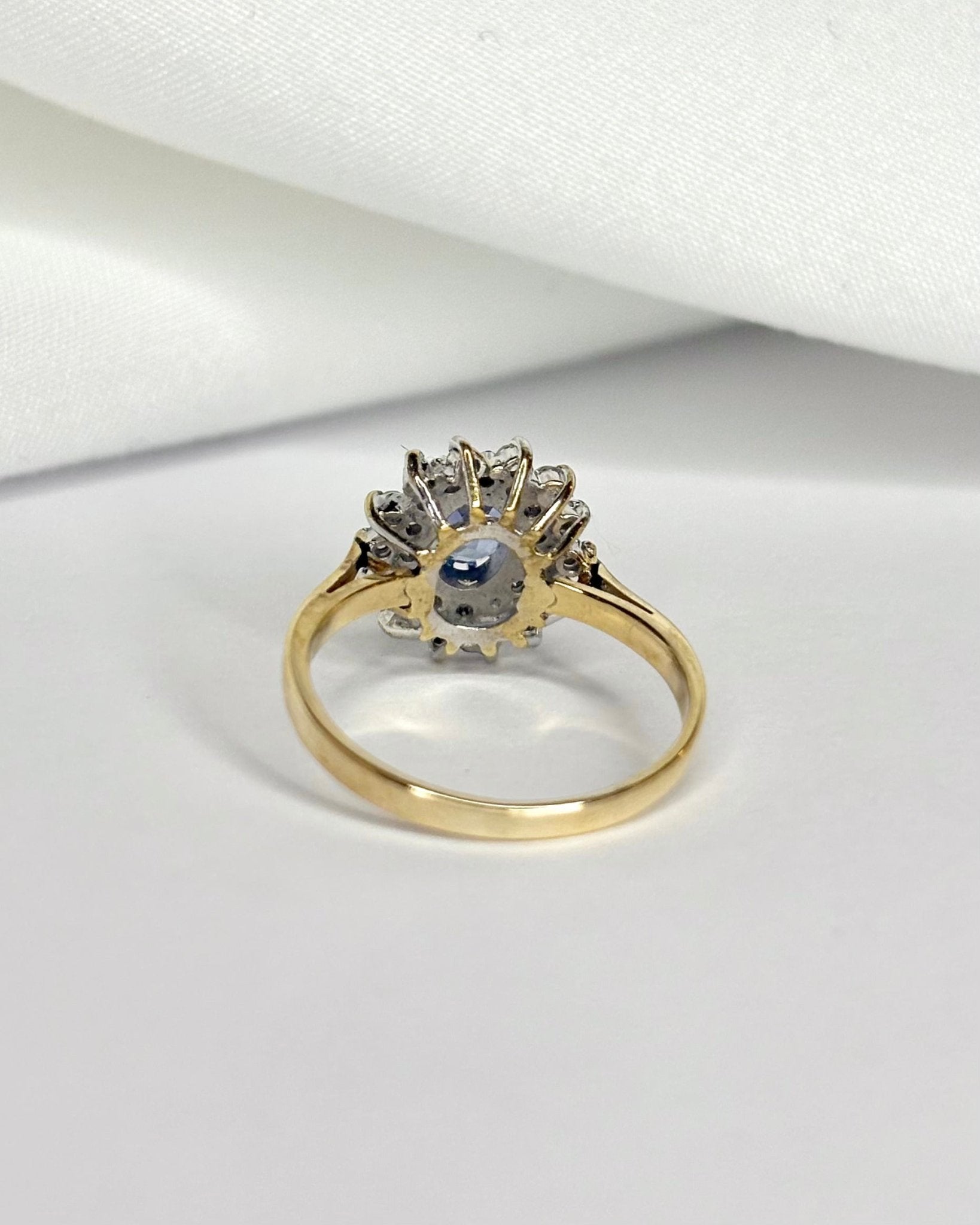 Bague Marguerite Saphir 0.70 carat &amp; Diamants "Nelly" - Elliade Paris