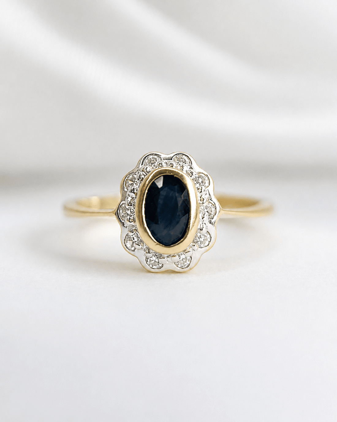 Bague Marguerite Saphir 0.70 carat &amp; Diamants "Tara" - Elliade Paris