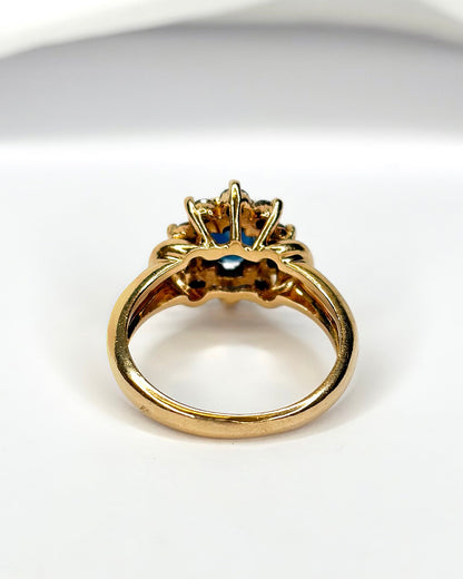 Bague Marguerite Saphir 0.72 carat, Diamants 0.20 carat &amp; 4.34g "Elena" - Elliade Paris
