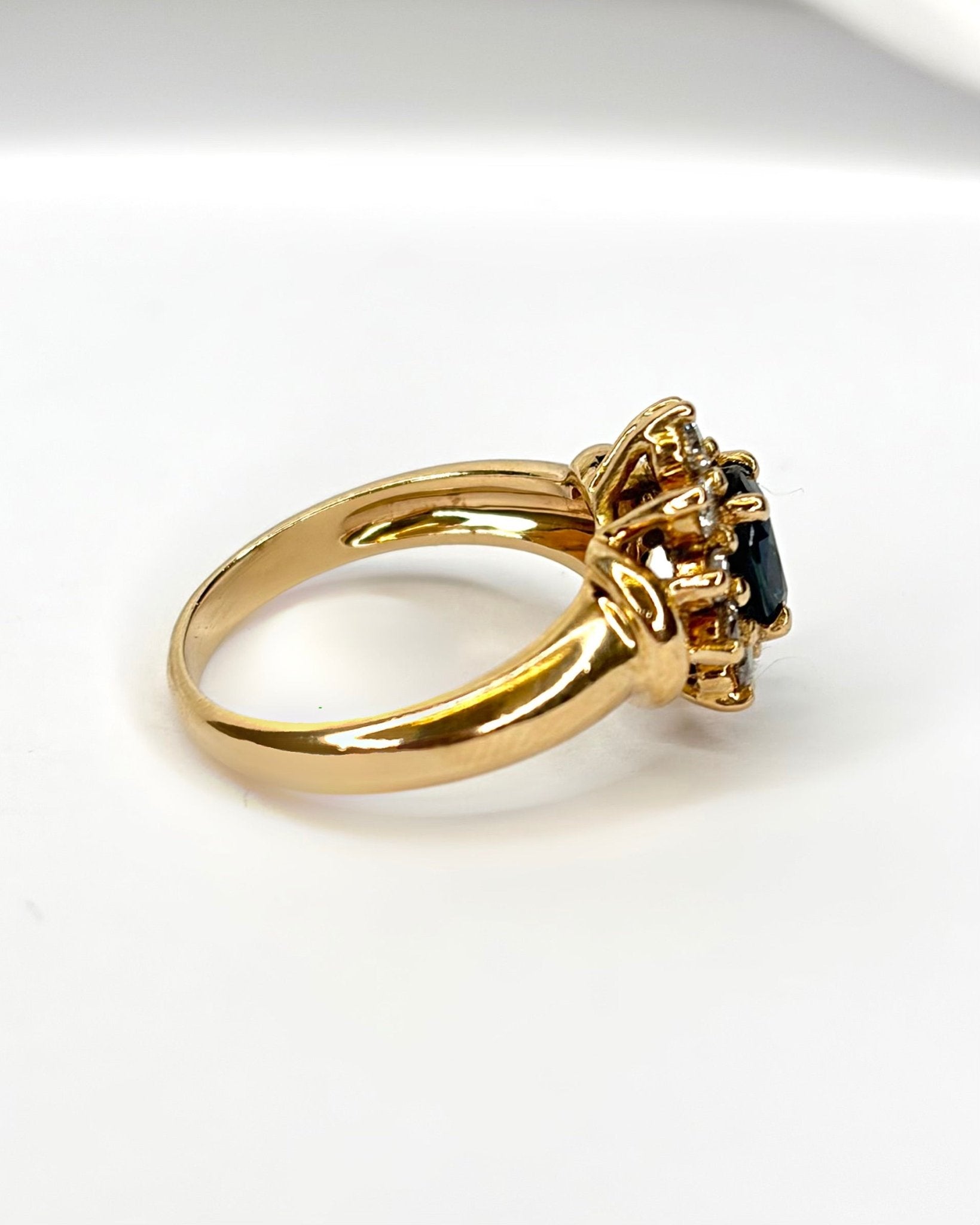 Bague Marguerite Saphir 0.72 carat, Diamants 0.20 carat &amp; 4.34g "Elena" - Elliade Paris
