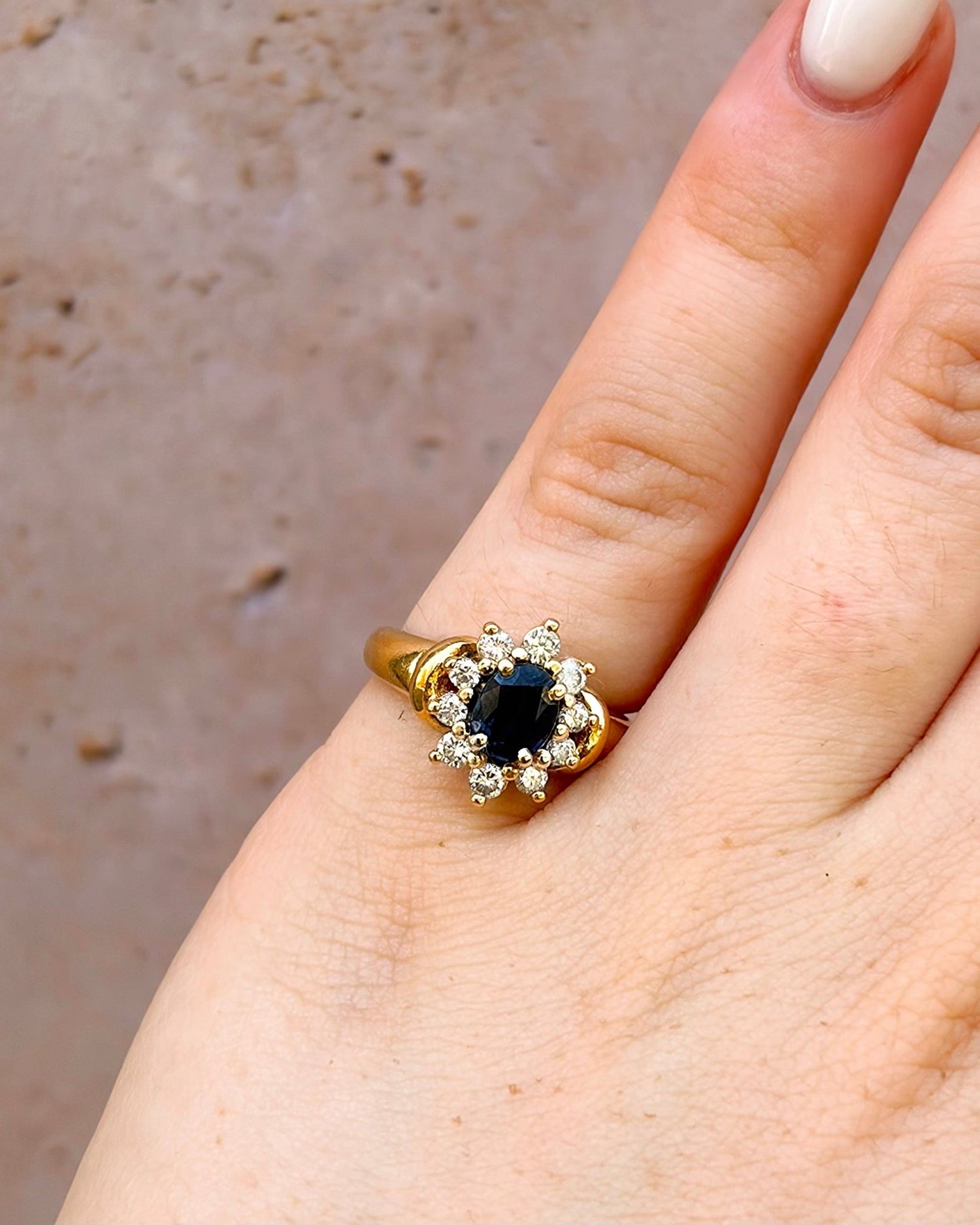 Bague Marguerite Saphir 0.72 carat, Diamants 0.20 carat &amp; 4.34g "Elena" - Elliade Paris